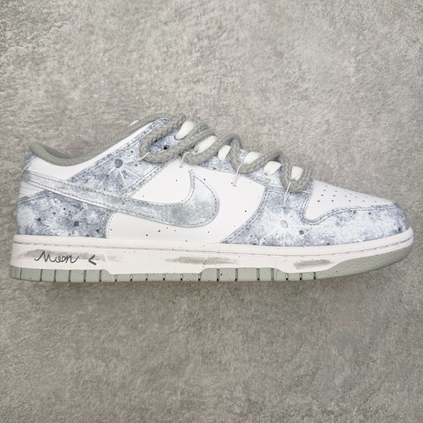 ＃YC纯原 NK Dunk Low 永夜星河 DD1873-113 当永夜降临，星河便成了最叛逆的光。此款以银白为底色，泼墨深灰如星屑肆意洒落鞋身，侧身 Swoosh 划出流星轨迹，粗绳鞋带勾勒不羁态度，金属挂饰上弦月与星芒交错——细节里藏着一整个宇宙的奥秘。定制系列天花板 无原鞋不开发 全系列得物原鞋一比一校对开发 配色持续更新中 终端对接 优势输出 全套原厂楦头原纸板数据档案倾力打造 原汁原味莞产 极致还原 圈内最强针车工艺 高端零售指定版 广东原厂配套原盒原标 鞋盒分三个尺码段 原厂冲刀 超高清洁度 全鞋零毛边皮料切割 采用原厂百宏鞋带以及原厂百宏织唛舌标 内标可供原厂几率过验 进口原装条纹中底布 四线拉帮白色点胶 原厂拉帮手法遵循公司 原厂电绣 极致还原 SIZE 40 40.5 41 42 42.5 43 44 44.5 45 46-选品中心