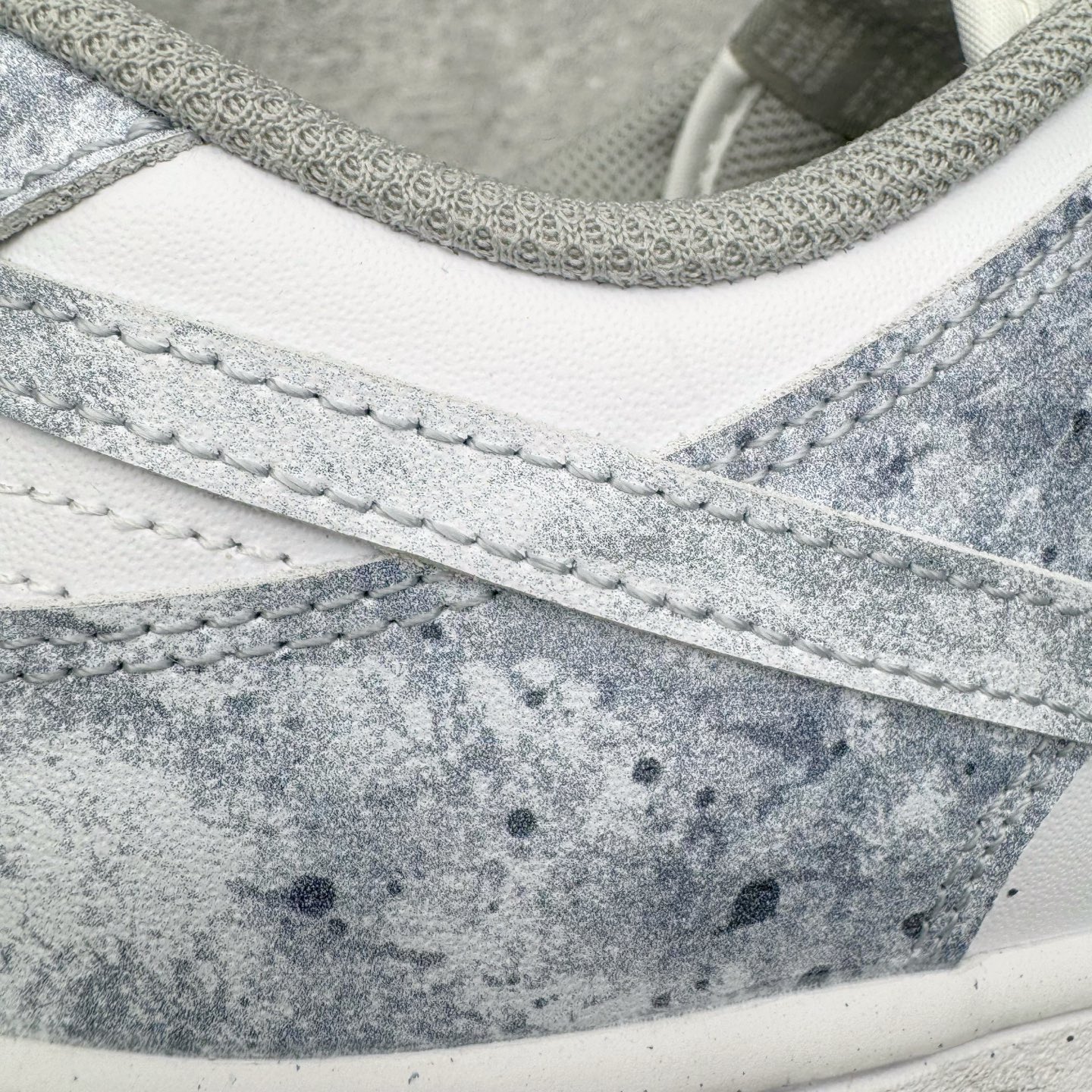 图片[18]-＃YC纯原 NK Dunk Low 永夜星河 DD1873-113 当永夜降临，星河便成了最叛逆的光。此款以银白为底色，泼墨深灰如星屑肆意洒落鞋身，侧身 Swoosh 划出流星轨迹，粗绳鞋带勾勒不羁态度，金属挂饰上弦月与星芒交错——细节里藏着一整个宇宙的奥秘。定制系列天花板 无原鞋不开发 全系列得物原鞋一比一校对开发 配色持续更新中 终端对接 优势输出 全套原厂楦头原纸板数据档案倾力打造 原汁原味莞产 极致还原 圈内最强针车工艺 高端零售指定版 广东原厂配套原盒原标 鞋盒分三个尺码段 原厂冲刀 超高清洁度 全鞋零毛边皮料切割 采用原厂百宏鞋带以及原厂百宏织唛舌标 内标可供原厂几率过验 进口原装条纹中底布 四线拉帮白色点胶 原厂拉帮手法遵循公司 原厂电绣 极致还原 SIZE 40 40.5 41 42 42.5 43 44 44.5 45 46-选品中心