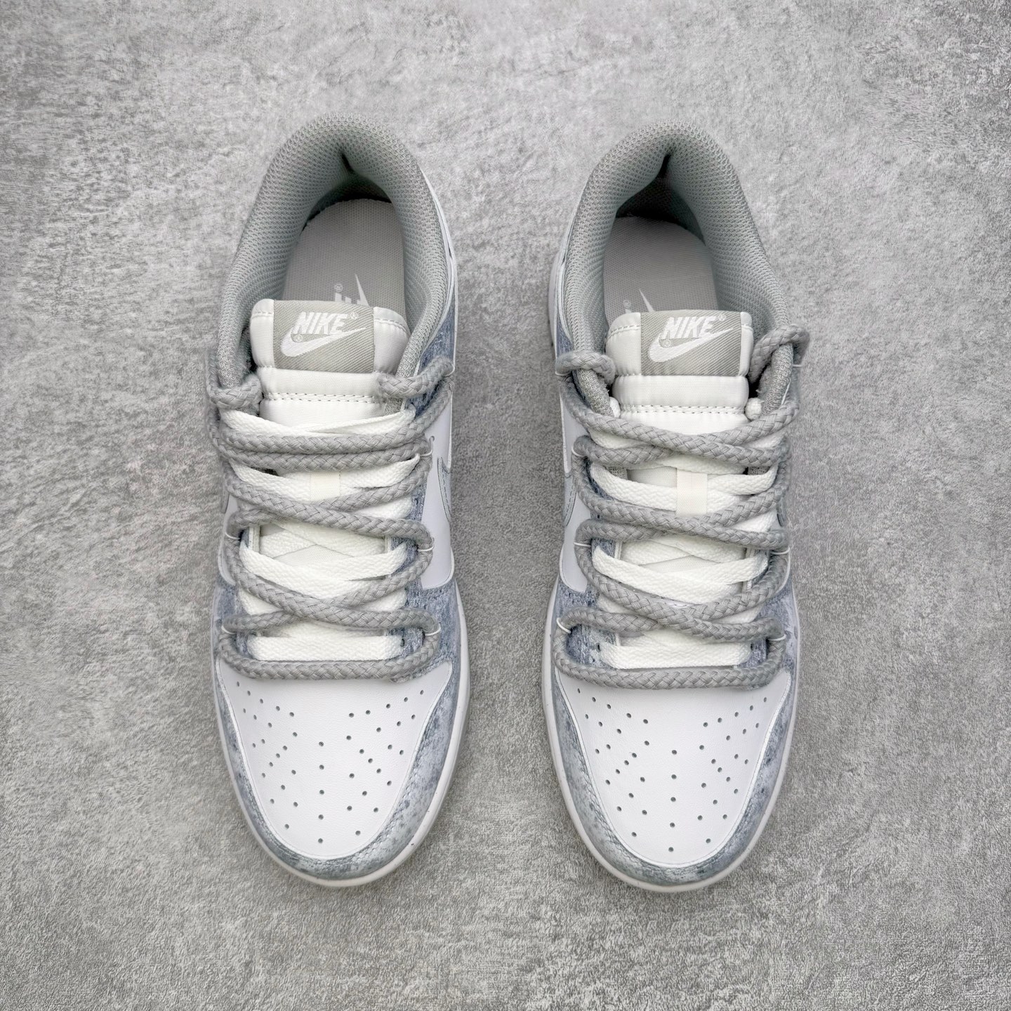 图片[2]-＃YC纯原 NK Dunk Low 永夜星河 DD1873-113 当永夜降临，星河便成了最叛逆的光。此款以银白为底色，泼墨深灰如星屑肆意洒落鞋身，侧身 Swoosh 划出流星轨迹，粗绳鞋带勾勒不羁态度，金属挂饰上弦月与星芒交错——细节里藏着一整个宇宙的奥秘。定制系列天花板 无原鞋不开发 全系列得物原鞋一比一校对开发 配色持续更新中 终端对接 优势输出 全套原厂楦头原纸板数据档案倾力打造 原汁原味莞产 极致还原 圈内最强针车工艺 高端零售指定版 广东原厂配套原盒原标 鞋盒分三个尺码段 原厂冲刀 超高清洁度 全鞋零毛边皮料切割 采用原厂百宏鞋带以及原厂百宏织唛舌标 内标可供原厂几率过验 进口原装条纹中底布 四线拉帮白色点胶 原厂拉帮手法遵循公司 原厂电绣 极致还原 SIZE 40 40.5 41 42 42.5 43 44 44.5 45 46-选品中心