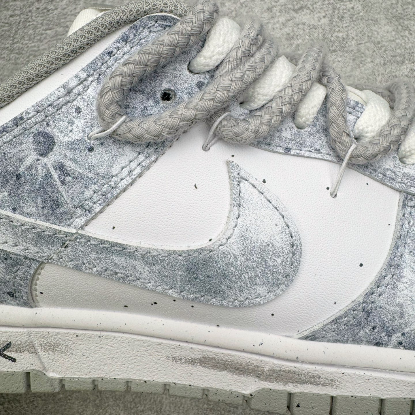 图片[20]-＃YC纯原 NK Dunk Low 永夜星河 DD1873-113 当永夜降临，星河便成了最叛逆的光。此款以银白为底色，泼墨深灰如星屑肆意洒落鞋身，侧身 Swoosh 划出流星轨迹，粗绳鞋带勾勒不羁态度，金属挂饰上弦月与星芒交错——细节里藏着一整个宇宙的奥秘。定制系列天花板 无原鞋不开发 全系列得物原鞋一比一校对开发 配色持续更新中 终端对接 优势输出 全套原厂楦头原纸板数据档案倾力打造 原汁原味莞产 极致还原 圈内最强针车工艺 高端零售指定版 广东原厂配套原盒原标 鞋盒分三个尺码段 原厂冲刀 超高清洁度 全鞋零毛边皮料切割 采用原厂百宏鞋带以及原厂百宏织唛舌标 内标可供原厂几率过验 进口原装条纹中底布 四线拉帮白色点胶 原厂拉帮手法遵循公司 原厂电绣 极致还原 SIZE 40 40.5 41 42 42.5 43 44 44.5 45 46-选品中心