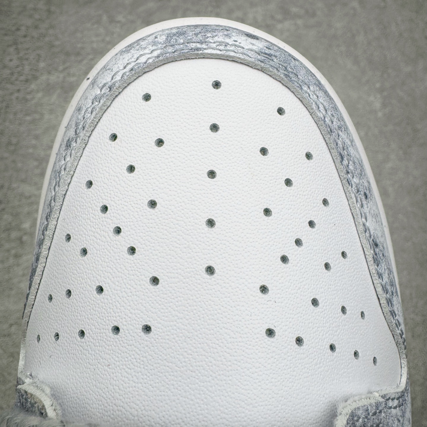 图片[16]-＃YC纯原 NK Dunk Low 永夜星河 DD1873-113 当永夜降临，星河便成了最叛逆的光。此款以银白为底色，泼墨深灰如星屑肆意洒落鞋身，侧身 Swoosh 划出流星轨迹，粗绳鞋带勾勒不羁态度，金属挂饰上弦月与星芒交错——细节里藏着一整个宇宙的奥秘。定制系列天花板 无原鞋不开发 全系列得物原鞋一比一校对开发 配色持续更新中 终端对接 优势输出 全套原厂楦头原纸板数据档案倾力打造 原汁原味莞产 极致还原 圈内最强针车工艺 高端零售指定版 广东原厂配套原盒原标 鞋盒分三个尺码段 原厂冲刀 超高清洁度 全鞋零毛边皮料切割 采用原厂百宏鞋带以及原厂百宏织唛舌标 内标可供原厂几率过验 进口原装条纹中底布 四线拉帮白色点胶 原厂拉帮手法遵循公司 原厂电绣 极致还原 SIZE 40 40.5 41 42 42.5 43 44 44.5 45 46-选品中心