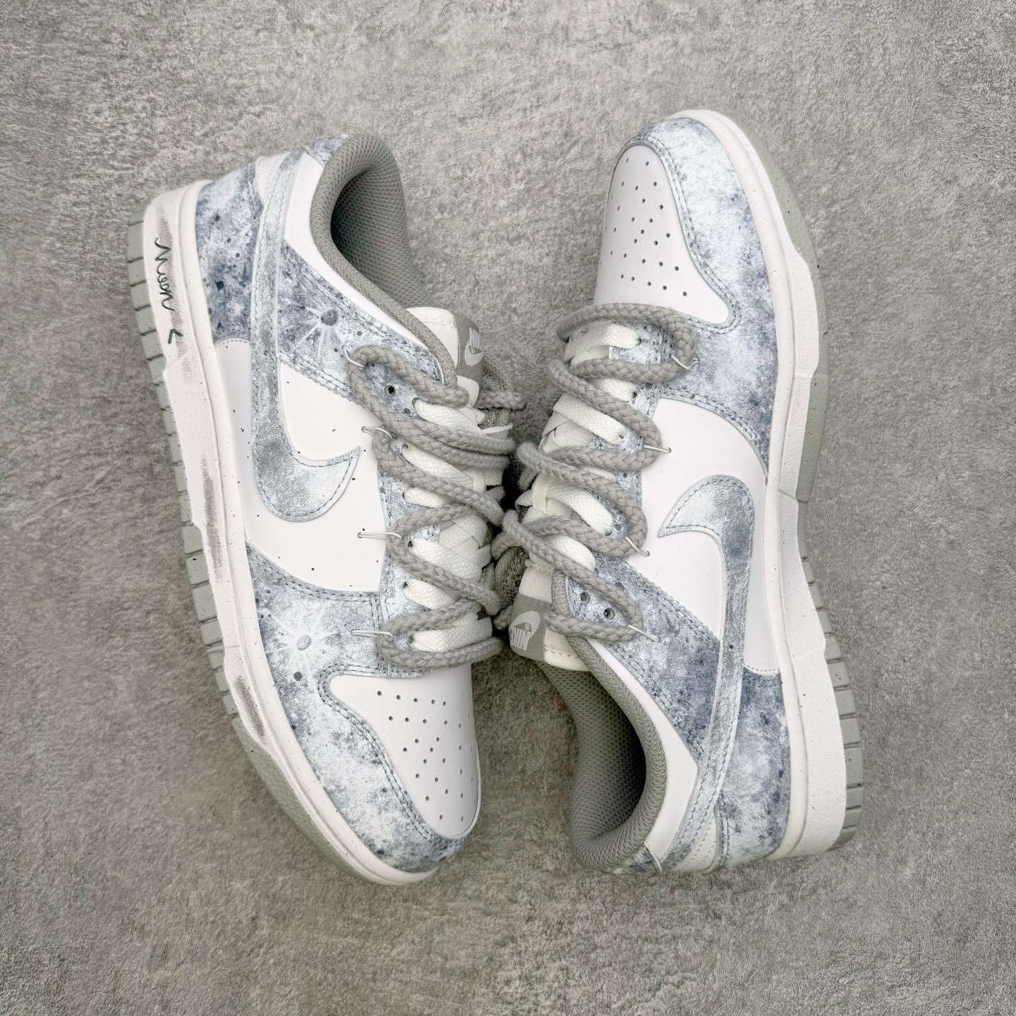 图片[3]-＃YC纯原 NK Dunk Low 永夜星河 DD1873-113 当永夜降临，星河便成了最叛逆的光。此款以银白为底色，泼墨深灰如星屑肆意洒落鞋身，侧身 Swoosh 划出流星轨迹，粗绳鞋带勾勒不羁态度，金属挂饰上弦月与星芒交错——细节里藏着一整个宇宙的奥秘。定制系列天花板 无原鞋不开发 全系列得物原鞋一比一校对开发 配色持续更新中 终端对接 优势输出 全套原厂楦头原纸板数据档案倾力打造 原汁原味莞产 极致还原 圈内最强针车工艺 高端零售指定版 广东原厂配套原盒原标 鞋盒分三个尺码段 原厂冲刀 超高清洁度 全鞋零毛边皮料切割 采用原厂百宏鞋带以及原厂百宏织唛舌标 内标可供原厂几率过验 进口原装条纹中底布 四线拉帮白色点胶 原厂拉帮手法遵循公司 原厂电绣 极致还原 SIZE 40 40.5 41 42 42.5 43 44 44.5 45 46-选品中心