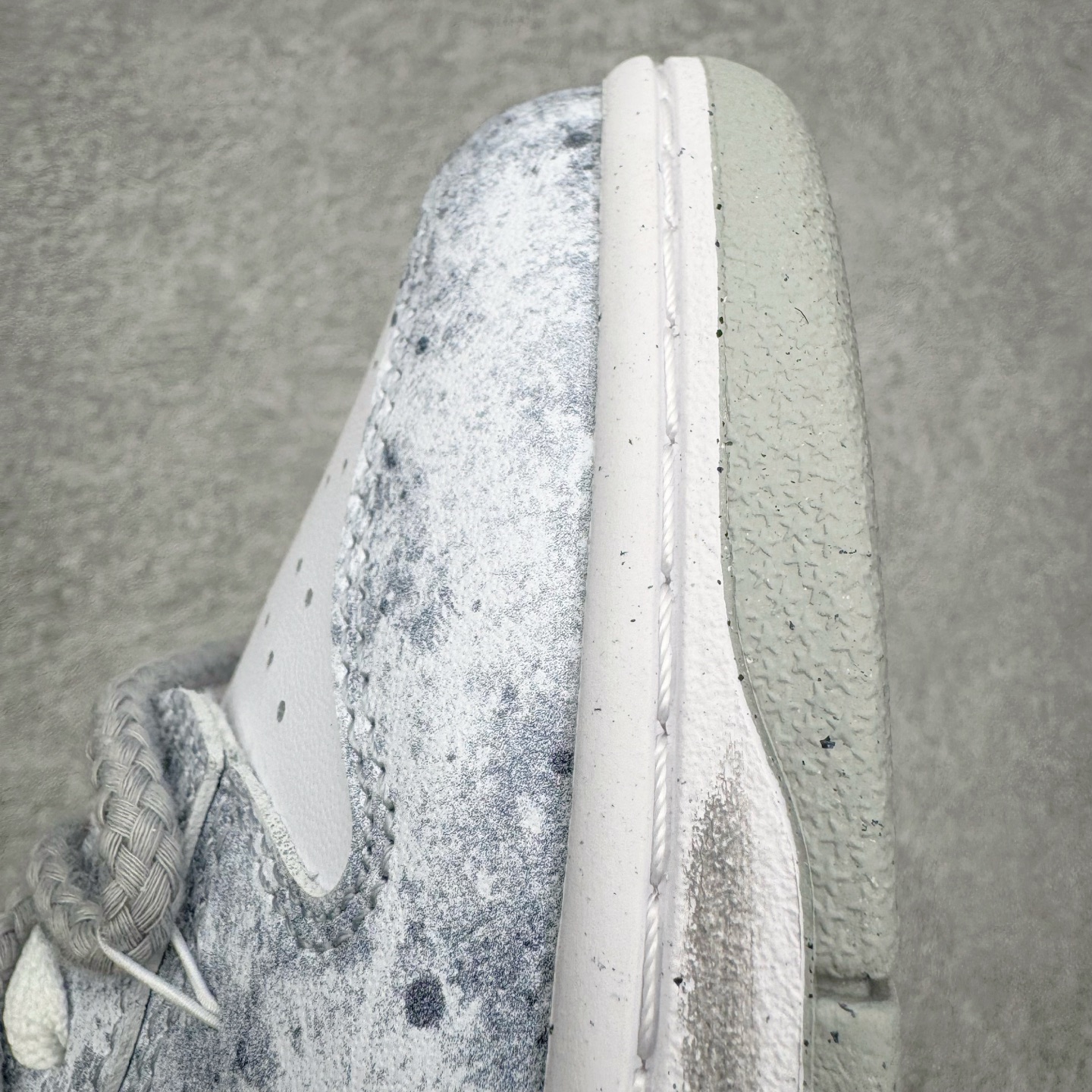 图片[15]-＃YC纯原 NK Dunk Low 永夜星河 DD1873-113 当永夜降临，星河便成了最叛逆的光。此款以银白为底色，泼墨深灰如星屑肆意洒落鞋身，侧身 Swoosh 划出流星轨迹，粗绳鞋带勾勒不羁态度，金属挂饰上弦月与星芒交错——细节里藏着一整个宇宙的奥秘。定制系列天花板 无原鞋不开发 全系列得物原鞋一比一校对开发 配色持续更新中 终端对接 优势输出 全套原厂楦头原纸板数据档案倾力打造 原汁原味莞产 极致还原 圈内最强针车工艺 高端零售指定版 广东原厂配套原盒原标 鞋盒分三个尺码段 原厂冲刀 超高清洁度 全鞋零毛边皮料切割 采用原厂百宏鞋带以及原厂百宏织唛舌标 内标可供原厂几率过验 进口原装条纹中底布 四线拉帮白色点胶 原厂拉帮手法遵循公司 原厂电绣 极致还原 SIZE 40 40.5 41 42 42.5 43 44 44.5 45 46-选品中心