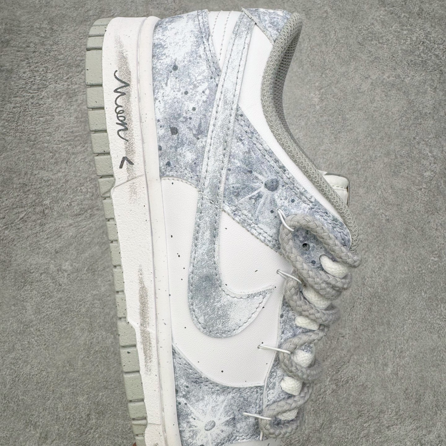 图片[6]-＃YC纯原 NK Dunk Low 永夜星河 DD1873-113 当永夜降临，星河便成了最叛逆的光。此款以银白为底色，泼墨深灰如星屑肆意洒落鞋身，侧身 Swoosh 划出流星轨迹，粗绳鞋带勾勒不羁态度，金属挂饰上弦月与星芒交错——细节里藏着一整个宇宙的奥秘。定制系列天花板 无原鞋不开发 全系列得物原鞋一比一校对开发 配色持续更新中 终端对接 优势输出 全套原厂楦头原纸板数据档案倾力打造 原汁原味莞产 极致还原 圈内最强针车工艺 高端零售指定版 广东原厂配套原盒原标 鞋盒分三个尺码段 原厂冲刀 超高清洁度 全鞋零毛边皮料切割 采用原厂百宏鞋带以及原厂百宏织唛舌标 内标可供原厂几率过验 进口原装条纹中底布 四线拉帮白色点胶 原厂拉帮手法遵循公司 原厂电绣 极致还原 SIZE 40 40.5 41 42 42.5 43 44 44.5 45 46-选品中心