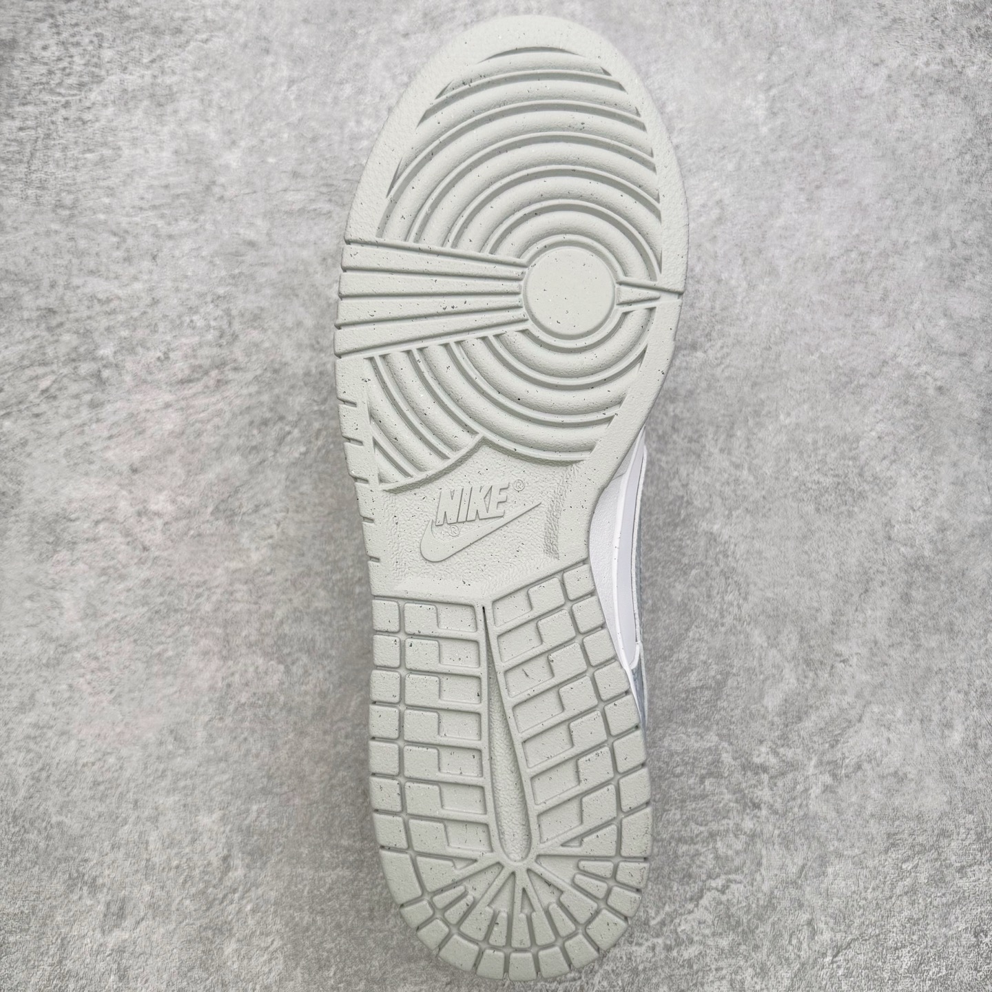 图片[9]-＃YC纯原 NK Dunk Low 永夜星河 DD1873-113 当永夜降临，星河便成了最叛逆的光。此款以银白为底色，泼墨深灰如星屑肆意洒落鞋身，侧身 Swoosh 划出流星轨迹，粗绳鞋带勾勒不羁态度，金属挂饰上弦月与星芒交错——细节里藏着一整个宇宙的奥秘。定制系列天花板 无原鞋不开发 全系列得物原鞋一比一校对开发 配色持续更新中 终端对接 优势输出 全套原厂楦头原纸板数据档案倾力打造 原汁原味莞产 极致还原 圈内最强针车工艺 高端零售指定版 广东原厂配套原盒原标 鞋盒分三个尺码段 原厂冲刀 超高清洁度 全鞋零毛边皮料切割 采用原厂百宏鞋带以及原厂百宏织唛舌标 内标可供原厂几率过验 进口原装条纹中底布 四线拉帮白色点胶 原厂拉帮手法遵循公司 原厂电绣 极致还原 SIZE 40 40.5 41 42 42.5 43 44 44.5 45 46-选品中心