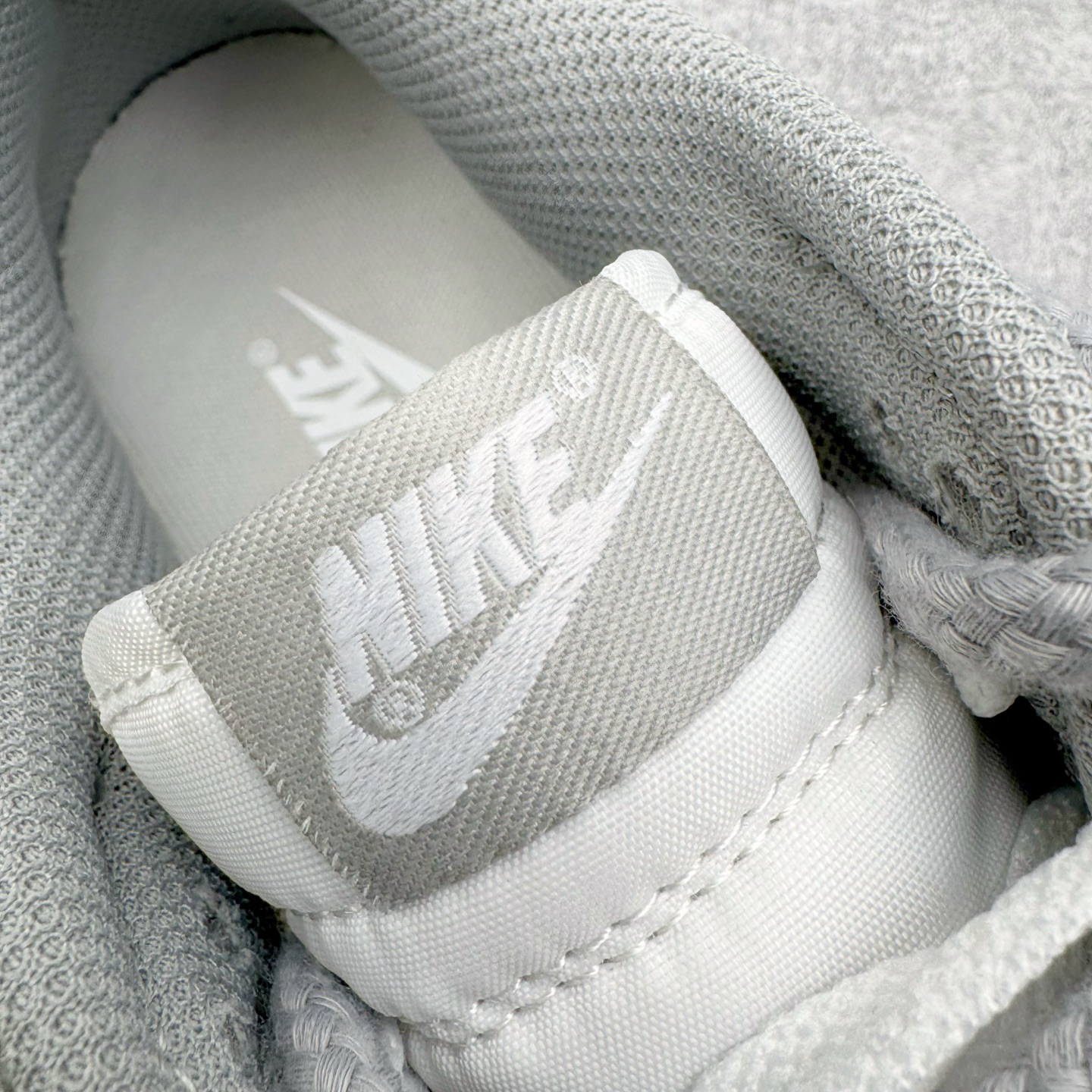 图片[14]-＃YC纯原 NK Dunk Low 永夜星河 DD1873-113 当永夜降临，星河便成了最叛逆的光。此款以银白为底色，泼墨深灰如星屑肆意洒落鞋身，侧身 Swoosh 划出流星轨迹，粗绳鞋带勾勒不羁态度，金属挂饰上弦月与星芒交错——细节里藏着一整个宇宙的奥秘。定制系列天花板 无原鞋不开发 全系列得物原鞋一比一校对开发 配色持续更新中 终端对接 优势输出 全套原厂楦头原纸板数据档案倾力打造 原汁原味莞产 极致还原 圈内最强针车工艺 高端零售指定版 广东原厂配套原盒原标 鞋盒分三个尺码段 原厂冲刀 超高清洁度 全鞋零毛边皮料切割 采用原厂百宏鞋带以及原厂百宏织唛舌标 内标可供原厂几率过验 进口原装条纹中底布 四线拉帮白色点胶 原厂拉帮手法遵循公司 原厂电绣 极致还原 SIZE 40 40.5 41 42 42.5 43 44 44.5 45 46-选品中心