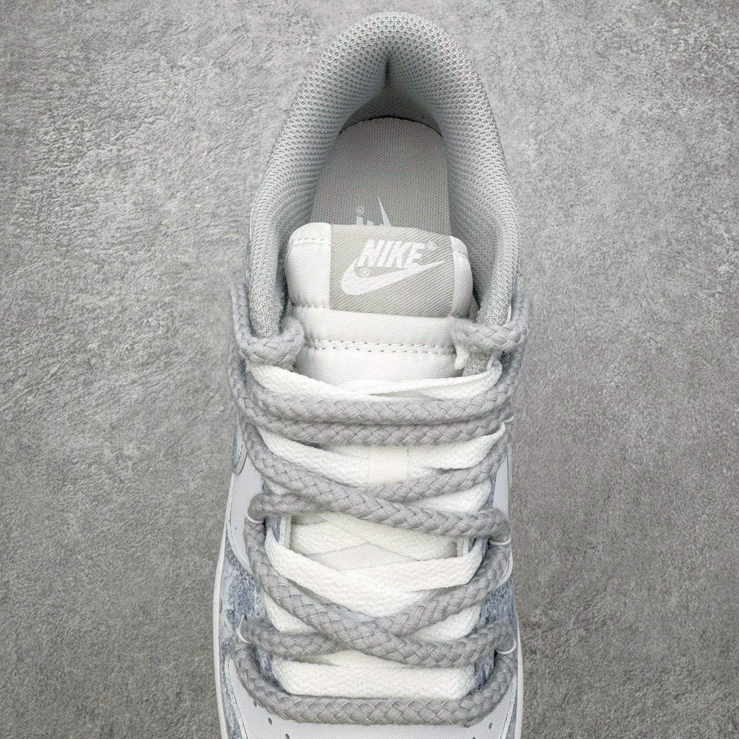 图片[5]-＃YC纯原 NK Dunk Low 永夜星河 DD1873-113 当永夜降临，星河便成了最叛逆的光。此款以银白为底色，泼墨深灰如星屑肆意洒落鞋身，侧身 Swoosh 划出流星轨迹，粗绳鞋带勾勒不羁态度，金属挂饰上弦月与星芒交错——细节里藏着一整个宇宙的奥秘。定制系列天花板 无原鞋不开发 全系列得物原鞋一比一校对开发 配色持续更新中 终端对接 优势输出 全套原厂楦头原纸板数据档案倾力打造 原汁原味莞产 极致还原 圈内最强针车工艺 高端零售指定版 广东原厂配套原盒原标 鞋盒分三个尺码段 原厂冲刀 超高清洁度 全鞋零毛边皮料切割 采用原厂百宏鞋带以及原厂百宏织唛舌标 内标可供原厂几率过验 进口原装条纹中底布 四线拉帮白色点胶 原厂拉帮手法遵循公司 原厂电绣 极致还原 SIZE 40 40.5 41 42 42.5 43 44 44.5 45 46-选品中心