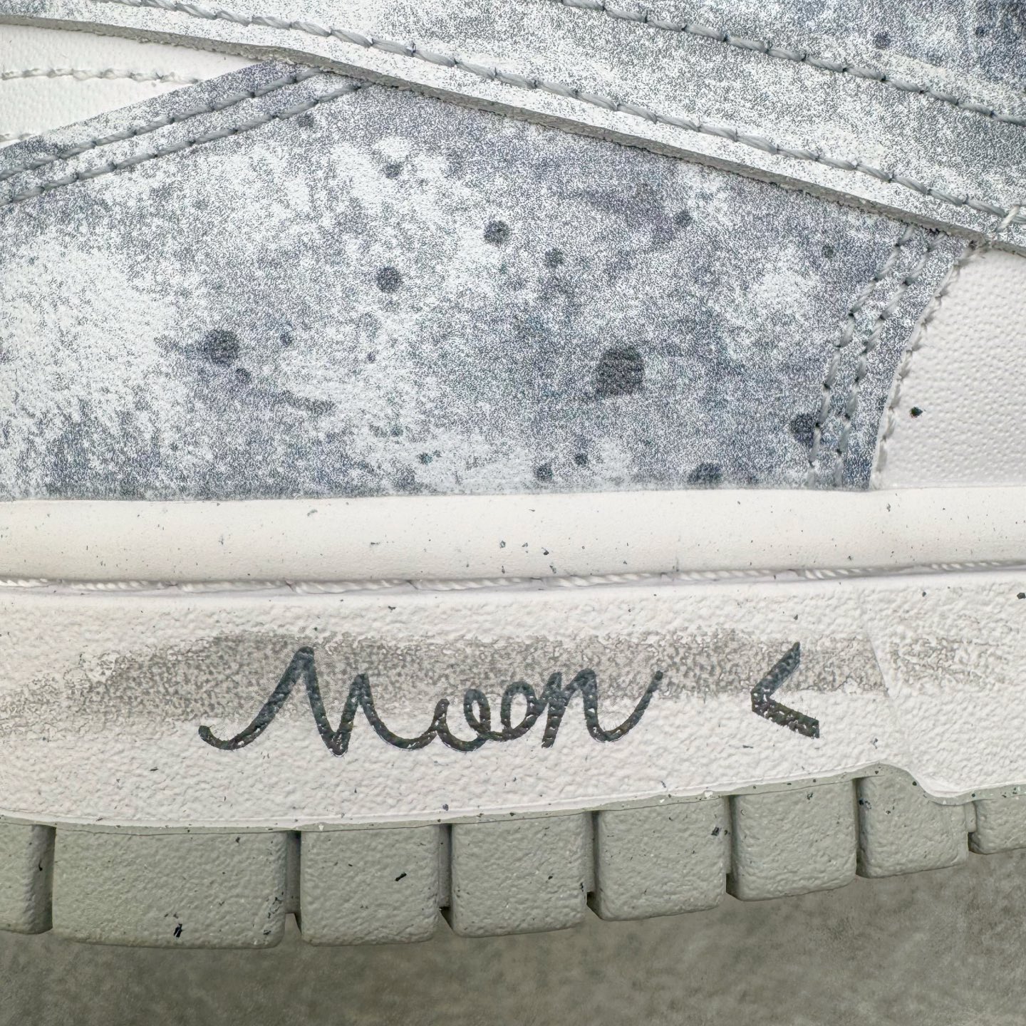 图片[19]-＃YC纯原 NK Dunk Low 永夜星河 DD1873-113 当永夜降临，星河便成了最叛逆的光。此款以银白为底色，泼墨深灰如星屑肆意洒落鞋身，侧身 Swoosh 划出流星轨迹，粗绳鞋带勾勒不羁态度，金属挂饰上弦月与星芒交错——细节里藏着一整个宇宙的奥秘。定制系列天花板 无原鞋不开发 全系列得物原鞋一比一校对开发 配色持续更新中 终端对接 优势输出 全套原厂楦头原纸板数据档案倾力打造 原汁原味莞产 极致还原 圈内最强针车工艺 高端零售指定版 广东原厂配套原盒原标 鞋盒分三个尺码段 原厂冲刀 超高清洁度 全鞋零毛边皮料切割 采用原厂百宏鞋带以及原厂百宏织唛舌标 内标可供原厂几率过验 进口原装条纹中底布 四线拉帮白色点胶 原厂拉帮手法遵循公司 原厂电绣 极致还原 SIZE 40 40.5 41 42 42.5 43 44 44.5 45 46-选品中心