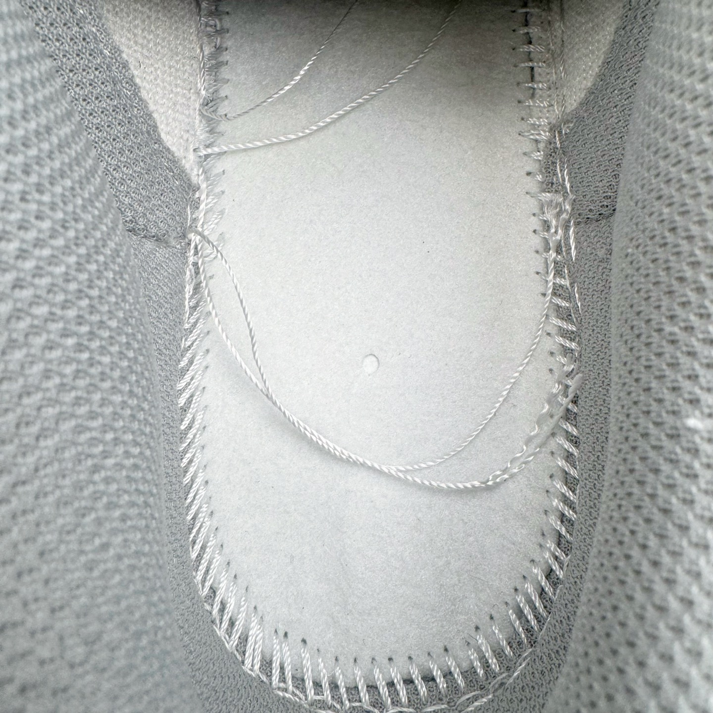 图片[12]-＃YC纯原 NK Dunk Low 永夜星河 DD1873-113 当永夜降临，星河便成了最叛逆的光。此款以银白为底色，泼墨深灰如星屑肆意洒落鞋身，侧身 Swoosh 划出流星轨迹，粗绳鞋带勾勒不羁态度，金属挂饰上弦月与星芒交错——细节里藏着一整个宇宙的奥秘。定制系列天花板 无原鞋不开发 全系列得物原鞋一比一校对开发 配色持续更新中 终端对接 优势输出 全套原厂楦头原纸板数据档案倾力打造 原汁原味莞产 极致还原 圈内最强针车工艺 高端零售指定版 广东原厂配套原盒原标 鞋盒分三个尺码段 原厂冲刀 超高清洁度 全鞋零毛边皮料切割 采用原厂百宏鞋带以及原厂百宏织唛舌标 内标可供原厂几率过验 进口原装条纹中底布 四线拉帮白色点胶 原厂拉帮手法遵循公司 原厂电绣 极致还原 SIZE 40 40.5 41 42 42.5 43 44 44.5 45 46-选品中心