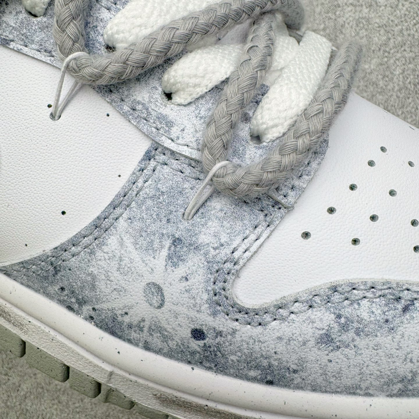 图片[21]-＃YC纯原 NK Dunk Low 永夜星河 DD1873-113 当永夜降临，星河便成了最叛逆的光。此款以银白为底色，泼墨深灰如星屑肆意洒落鞋身，侧身 Swoosh 划出流星轨迹，粗绳鞋带勾勒不羁态度，金属挂饰上弦月与星芒交错——细节里藏着一整个宇宙的奥秘。定制系列天花板 无原鞋不开发 全系列得物原鞋一比一校对开发 配色持续更新中 终端对接 优势输出 全套原厂楦头原纸板数据档案倾力打造 原汁原味莞产 极致还原 圈内最强针车工艺 高端零售指定版 广东原厂配套原盒原标 鞋盒分三个尺码段 原厂冲刀 超高清洁度 全鞋零毛边皮料切割 采用原厂百宏鞋带以及原厂百宏织唛舌标 内标可供原厂几率过验 进口原装条纹中底布 四线拉帮白色点胶 原厂拉帮手法遵循公司 原厂电绣 极致还原 SIZE 40 40.5 41 42 42.5 43 44 44.5 45 46-选品中心