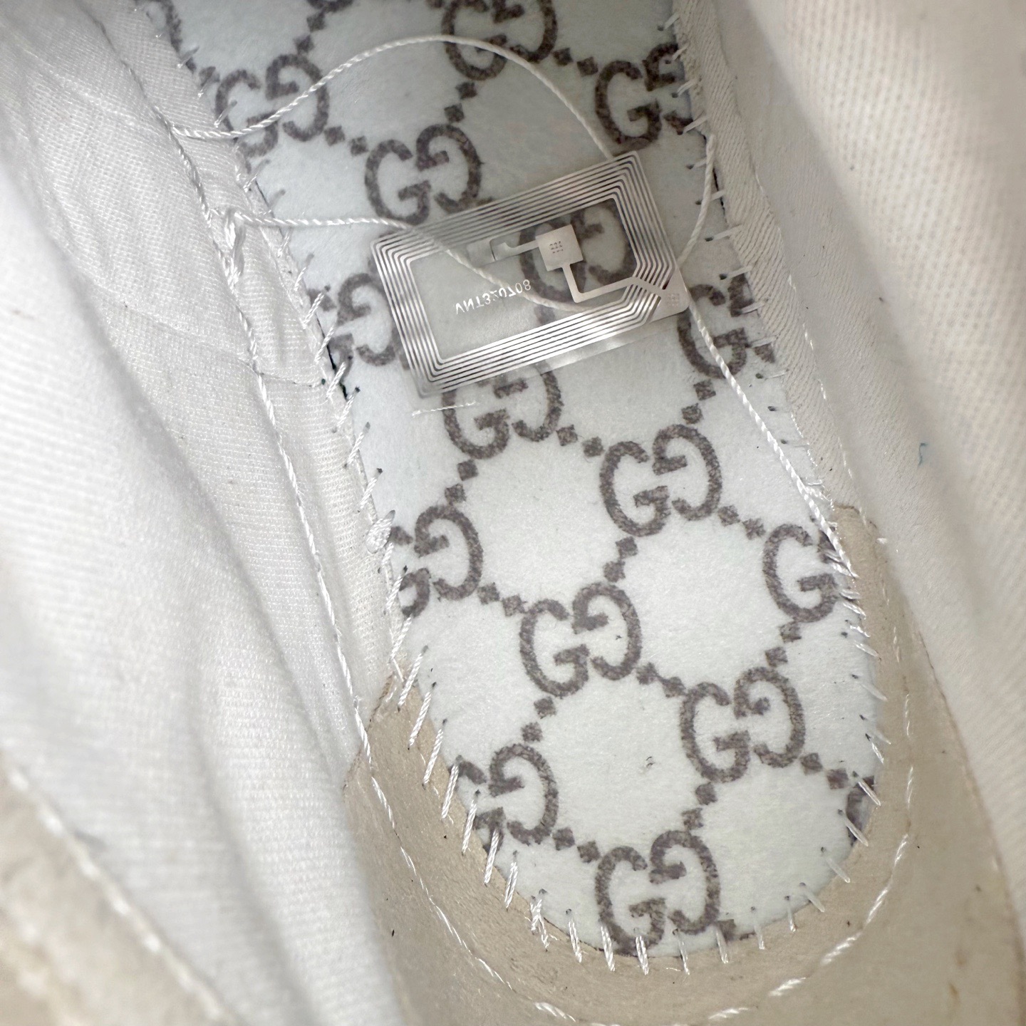 图片[17]-＃GD广顶 GUCCI古驰 Web 牛皮简约百搭高帮时尚板鞋 蜜蜂 附送原装一致鞋舌仿磨环保纸垫 全套专柜包装物及配件 意大利进口超软小牛皮 同源出厂真丝绸防尘鞋套袋 原装雪梨形超软沙绒纸团 高工艺无缝细空胶技术 贴楦误差0.05mm 鞋底采用固特异内外锁死工艺 最大限度弯折永不开胶 原鞋一致效果环保无味 产品细节经典低帮运动鞋采用 Gucci 标志性的金色蜜蜂刺绣 与标志织带形成对比 白色皮革 配以绿红绿织带和金线蜜蜂刺绣一只鞋后饰有红色水蛇皮细节 另一只鞋后饰绿色水蛇皮细节 橡胶鞋底 尺码：35 36 37 38 39 40 41 42 43 44 45-选品中心