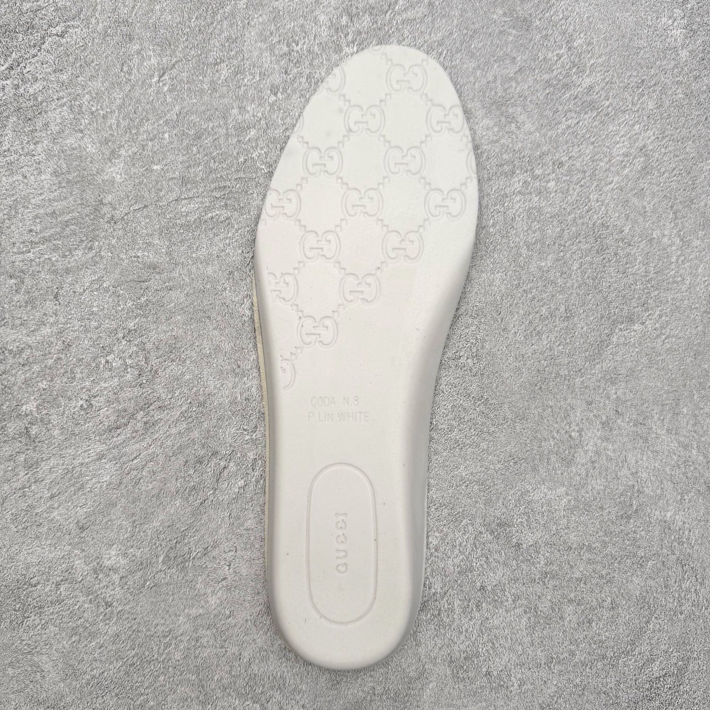 图片[16]-＃GD广顶 GUCCI古驰 Web 牛皮简约百搭高帮时尚板鞋 蜜蜂 附送原装一致鞋舌仿磨环保纸垫 全套专柜包装物及配件 意大利进口超软小牛皮 同源出厂真丝绸防尘鞋套袋 原装雪梨形超软沙绒纸团 高工艺无缝细空胶技术 贴楦误差0.05mm 鞋底采用固特异内外锁死工艺 最大限度弯折永不开胶 原鞋一致效果环保无味 产品细节经典低帮运动鞋采用 Gucci 标志性的金色蜜蜂刺绣 与标志织带形成对比 白色皮革 配以绿红绿织带和金线蜜蜂刺绣一只鞋后饰有红色水蛇皮细节 另一只鞋后饰绿色水蛇皮细节 橡胶鞋底 尺码：35 36 37 38 39 40 41 42 43 44 45-选品中心