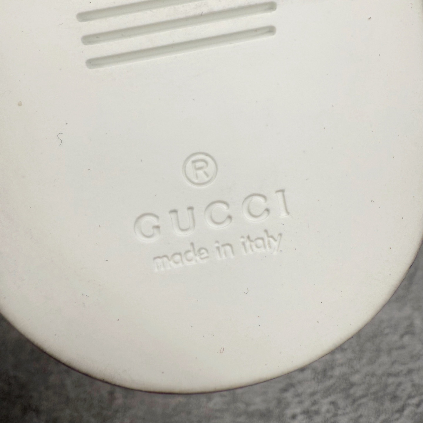 图片[14]-＃GD广顶 GUCCI古驰 Web 牛皮简约百搭高帮时尚板鞋 蜜蜂 附送原装一致鞋舌仿磨环保纸垫 全套专柜包装物及配件 意大利进口超软小牛皮 同源出厂真丝绸防尘鞋套袋 原装雪梨形超软沙绒纸团 高工艺无缝细空胶技术 贴楦误差0.05mm 鞋底采用固特异内外锁死工艺 最大限度弯折永不开胶 原鞋一致效果环保无味 产品细节经典低帮运动鞋采用 Gucci 标志性的金色蜜蜂刺绣 与标志织带形成对比 白色皮革 配以绿红绿织带和金线蜜蜂刺绣一只鞋后饰有红色水蛇皮细节 另一只鞋后饰绿色水蛇皮细节 橡胶鞋底 尺码：35 36 37 38 39 40 41 42 43 44 45-选品中心