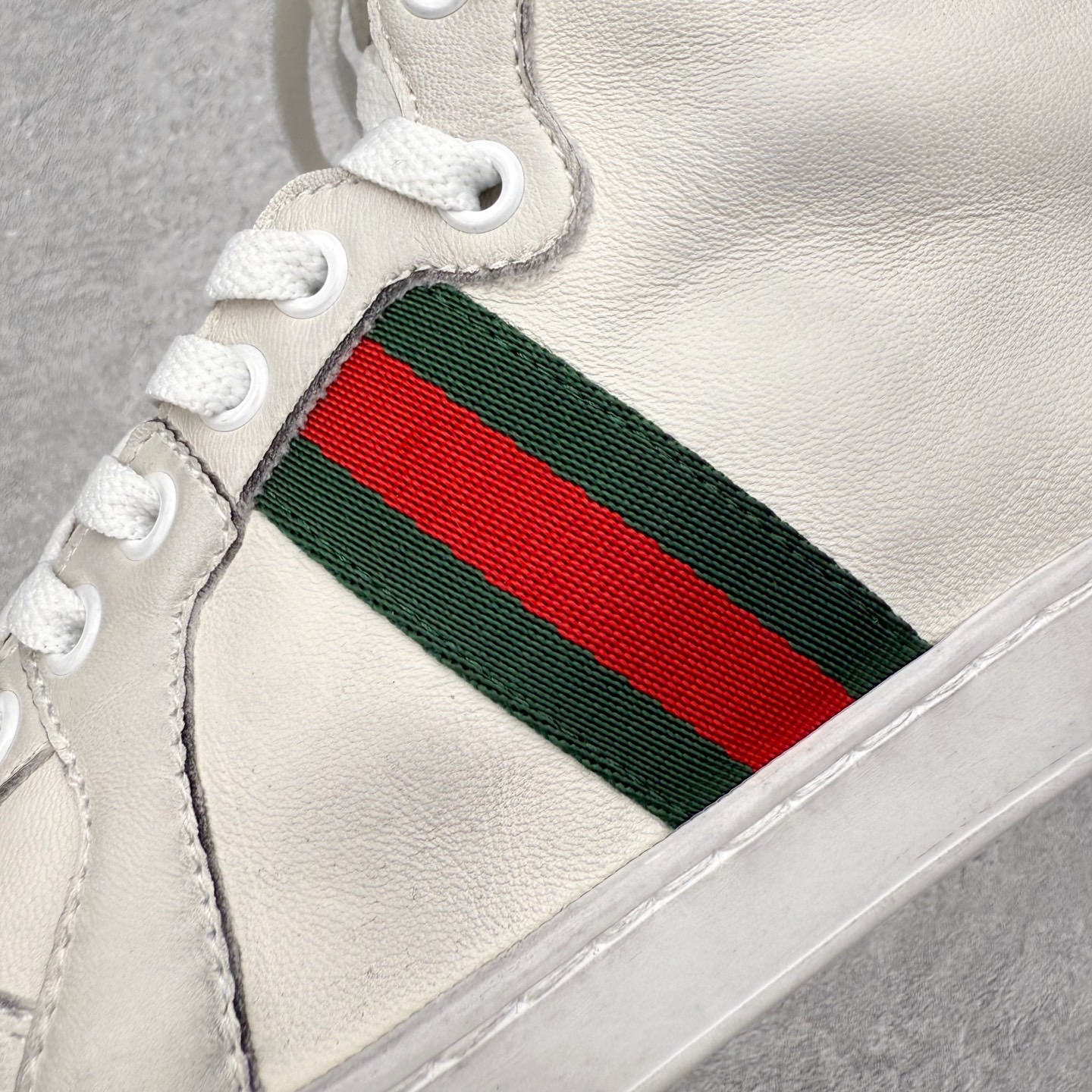 图片[12]-＃GD广顶 GUCCI古驰 Web 牛皮简约百搭高帮时尚板鞋 蜜蜂 附送原装一致鞋舌仿磨环保纸垫 全套专柜包装物及配件 意大利进口超软小牛皮 同源出厂真丝绸防尘鞋套袋 原装雪梨形超软沙绒纸团 高工艺无缝细空胶技术 贴楦误差0.05mm 鞋底采用固特异内外锁死工艺 最大限度弯折永不开胶 原鞋一致效果环保无味 产品细节经典低帮运动鞋采用 Gucci 标志性的金色蜜蜂刺绣 与标志织带形成对比 白色皮革 配以绿红绿织带和金线蜜蜂刺绣一只鞋后饰有红色水蛇皮细节 另一只鞋后饰绿色水蛇皮细节 橡胶鞋底 尺码：35 36 37 38 39 40 41 42 43 44 45-选品中心