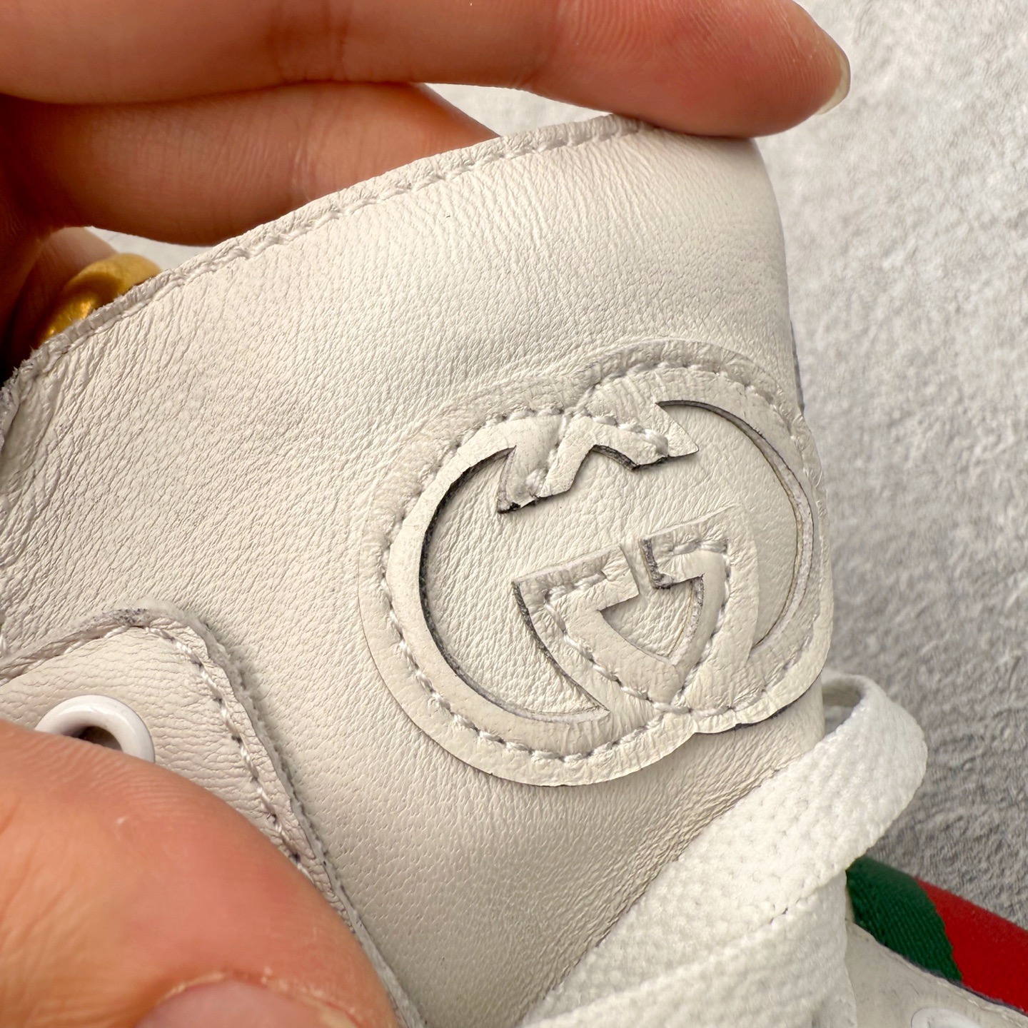 图片[11]-＃GD广顶 GUCCI古驰 Web 牛皮简约百搭高帮时尚板鞋 蜜蜂 附送原装一致鞋舌仿磨环保纸垫 全套专柜包装物及配件 意大利进口超软小牛皮 同源出厂真丝绸防尘鞋套袋 原装雪梨形超软沙绒纸团 高工艺无缝细空胶技术 贴楦误差0.05mm 鞋底采用固特异内外锁死工艺 最大限度弯折永不开胶 原鞋一致效果环保无味 产品细节经典低帮运动鞋采用 Gucci 标志性的金色蜜蜂刺绣 与标志织带形成对比 白色皮革 配以绿红绿织带和金线蜜蜂刺绣一只鞋后饰有红色水蛇皮细节 另一只鞋后饰绿色水蛇皮细节 橡胶鞋底 尺码：35 36 37 38 39 40 41 42 43 44 45-选品中心