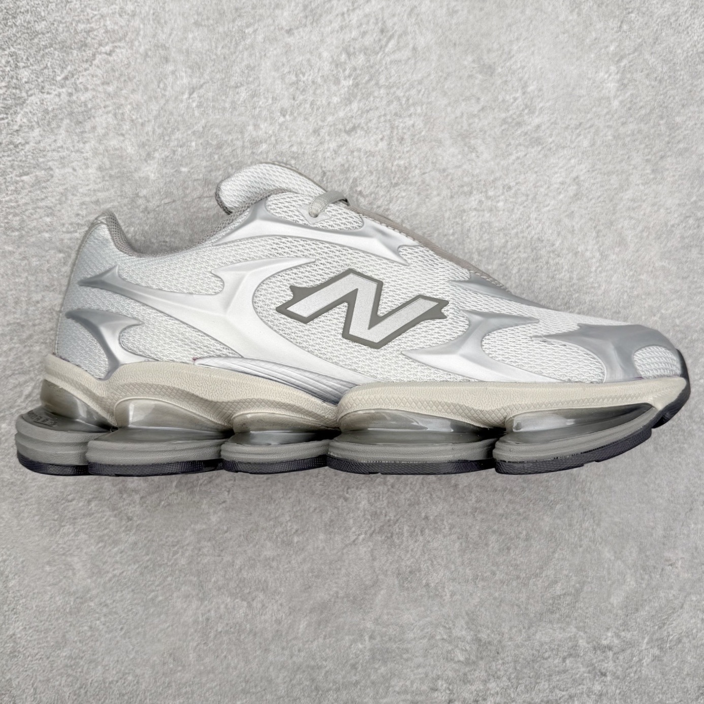 New Balance NB2000 舒适百搭防滑耐磨低帮 休闲跑步鞋 New Balance 在近两年的球鞋市场屡出奇招，在经典鞋型保持进一步增长的同时，推出的每一款新鞋型也都有傲人的战绩。在 327、9060 等鞋型获得成功之后，今天 New Balance 家族又迎来了新鲜血液的注入。这双 New Balance 2000 依然是融合了新旧元素的跑鞋造型，命名为 2000，或许是它的设计理念有着 Y2K 的血统。最大的亮点，在于这双鞋的中底。外侧以五个 ABZORB 单元，带来极具辨识度和冲击力的视觉效果，让这双鞋在外观和脚感方面都颇具吸引力。尺码：36 37 37.5 38 38.5 39 40 40.5 41 42 42.5 43 44 45 46-选品中心