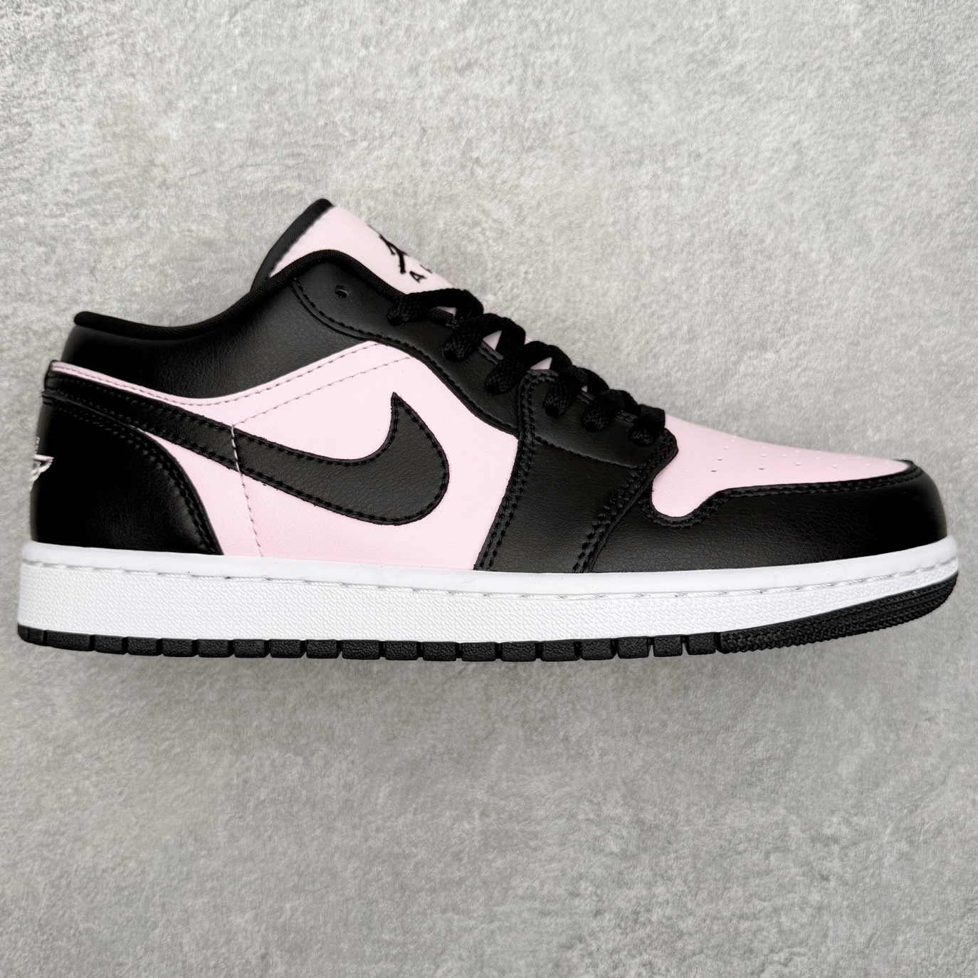 ＃K版 Air Jordan AJ1 Low 低帮 IO3394-663 全新流水线出品 DT版本唯一平替选择 市场第二梯队最强版 全部原鞋开发 原楦原纸板开发 全鞋电脑针车 原厂内置全掌气垫 原盒内在原标 唯一Zp原版鞋带绑法 免检产品 全新2022版型 全头层皮料 完美零毛边处理 原厂配置全掌气垫 价格定位良心 几十个配色陆续出货 实拍调校N版已经零色差零失真 百分百还原实物色彩所见即所得 不存在货不对板色差等低级问题 选购参考实物拍摄 不混卖不参货 只用心做好货严格选品 承诺混一赔十 尺码：36 36.5 37.5 38 38.5 39 40 40.5 41 42 42.5 43 44 44.5 45-选品中心