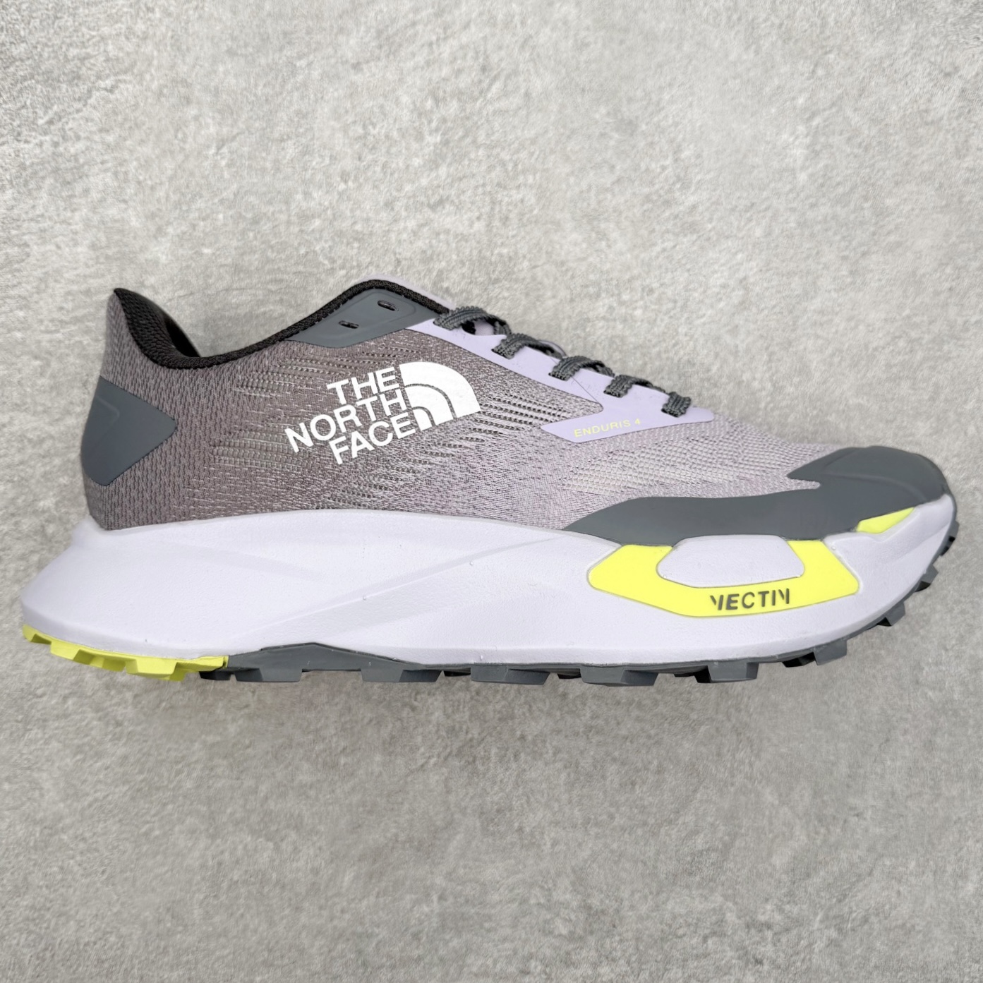 THE NORTH FACE 北面防滑耐磨防水低帮户外功能鞋 有许多相当专业的户外爱好者 非常关心像是越野跑、专业登山鞋等一系列的户外鞋款开箱 本次介绍比较不一样的休闲机能鞋 带来登山朋友爱用的户外品牌北面The North Face的休闲系列徒步鞋款介绍，希望能提供大家于生活与轻旅行的不同选择。不少户外运动爱好者喜欢的专业登山品牌（北面）The North Face自1966年创立，由两位热爱登山徒步的年轻登山者于美西旧金山开创，不断透过研发与创新，并且将最先进的技术结合在服装与鞋款设计，生产多种外型帅气且专业能力非常强的户外服饰，备受欢迎。户外版有许多相当专业的户外爱好者，非常关心像是越野跑、专业登山鞋等一系列的户外鞋款开箱，本次介绍比较不一样的休闲机能鞋，带来登山朋友爱用的户外品牌北面The North Face的休闲系列徒步鞋款介绍，希望能提供大家于生活与轻旅行的不同选择。此鞋并非归类在专业登山鞋家族中，而是以高性价比、适合日常训练作为主推卖点，对登山初学的朋友来说，这双鞋耐磨与耐穿程度更是入手的绝佳理由，但是对进阶登山者而言，此鞋可能无法战胜难度更高的徒步登山路线。脚感与登山靴的稳健非常不一样，也不是越野跑鞋的野性、更非慢跑鞋的敏捷，个人觉得此鞋足感非常独特，XtraFoam中底的泡沫材质非常柔软，即使没有鞋带系统辅助，但是EXTS外底抓地系统底纹够深，每一步都十分平稳。尺码：39 40 40.5 41 42 42.5 43 44 44.5 45-选品中心