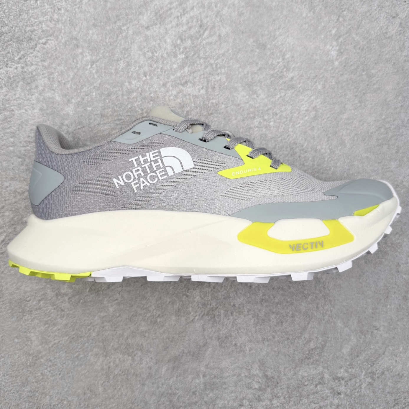 THE NORTH FACE 北面防滑耐磨防水低帮户外功能鞋 有许多相当专业的户外爱好者 非常关心像是越野跑、专业登山鞋等一系列的户外鞋款开箱 本次介绍比较不一样的休闲机能鞋 带来登山朋友爱用的户外品牌北面The North Face的休闲系列徒步鞋款介绍，希望能提供大家于生活与轻旅行的不同选择。不少户外运动爱好者喜欢的专业登山品牌（北面）The North Face自1966年创立，由两位热爱登山徒步的年轻登山者于美西旧金山开创，不断透过研发与创新，并且将最先进的技术结合在服装与鞋款设计，生产多种外型帅气且专业能力非常强的户外服饰，备受欢迎。户外版有许多相当专业的户外爱好者，非常关心像是越野跑、专业登山鞋等一系列的户外鞋款开箱，本次介绍比较不一样的休闲机能鞋，带来登山朋友爱用的户外品牌北面The North Face的休闲系列徒步鞋款介绍，希望能提供大家于生活与轻旅行的不同选择。此鞋并非归类在专业登山鞋家族中，而是以高性价比、适合日常训练作为主推卖点，对登山初学的朋友来说，这双鞋耐磨与耐穿程度更是入手的绝佳理由，但是对进阶登山者而言，此鞋可能无法战胜难度更高的徒步登山路线。脚感与登山靴的稳健非常不一样，也不是越野跑鞋的野性、更非慢跑鞋的敏捷，个人觉得此鞋足感非常独特，XtraFoam中底的泡沫材质非常柔软，即使没有鞋带系统辅助，但是EXTS外底抓地系统底纹够深，每一步都十分平稳。尺码：39 40 40.5 41 42 42.5 43 44 44.5 45-选品中心