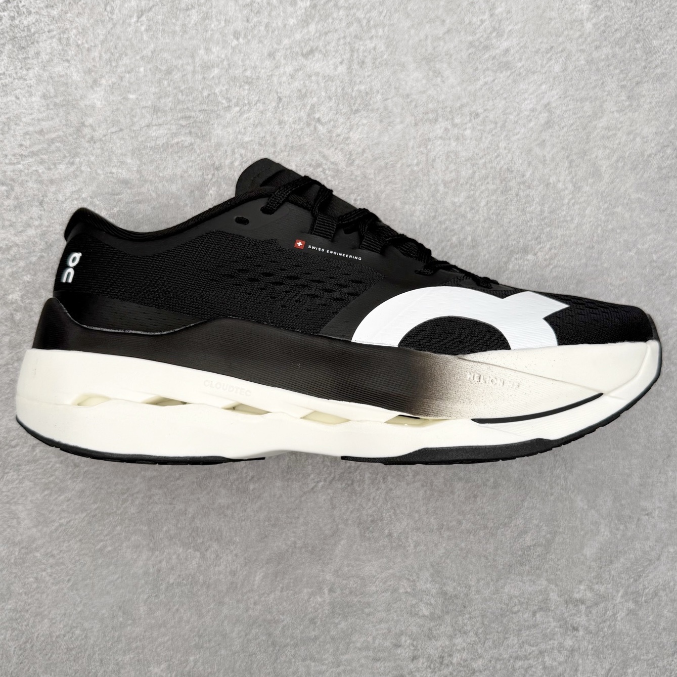 On昂跑 cloudboom max 舒适百搭支撑轻便 马拉松跑步鞋 此运动品牌 开创于2010年 缓震着陆、强效回弹、轻柔质感的设计构思始终是ON研制关键 与此同时基于“为全球提供革新性的跑步感受”信念 陆续推出了多款跑鞋及其以专业运动人体跑步工程学为设计关键的功能性跑步服饰设备 让跑者不费力气地畅快畅跑 尺码：36 36.5 37.5 38 38.5 39 40 40.5 41 42 42.5 43 44 44.5 45-选品中心