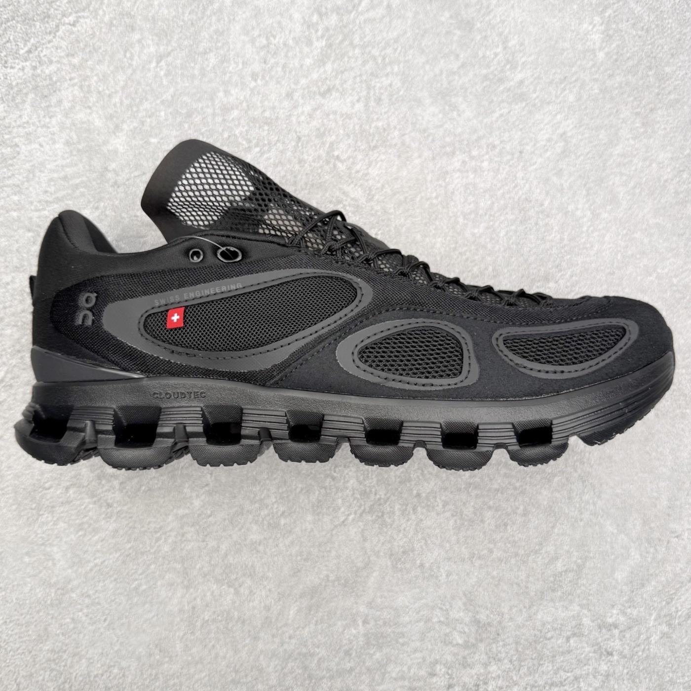 FKA Twigs x On昂跑 Cloud X 联名款舒适轻盈耐磨 低帮跑步鞋 此运动品牌 开创于2010年 缓震着陆、强效回弹、轻柔质感的设计构思始终是ON研制关键 与此同时基于“为全球提供革新性的跑步感受”信念 陆续推出了多款跑鞋及其以专业运动人体跑步工程学为设计关键的功能性跑步服饰设备 让跑者不费力气地畅快畅跑 尺码：36 36.5 37.5 38 38.5 39 40 40.5 41 42 42.5 43 44 44.5 45-选品中心