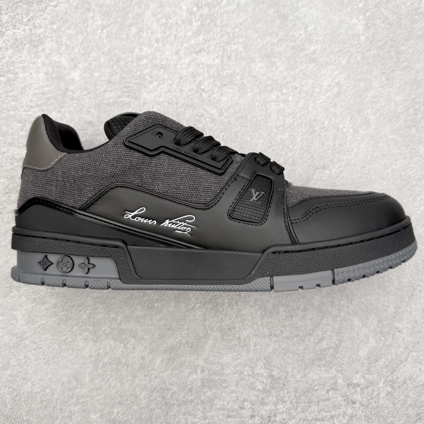 ＃FS Louis Vuitton Trainer lv时装走秀运动鞋 完美鞋型超高的清洁度 零毛边线头瑕疵 全套原楦原纸版原鞋开模 全网最具灵魂的版型 正确原装黄色鞋盒 正确中底印花 鞋面印花3D高频深度立体 全鞋电脑针车 紧密相连 针距密度一致 环保乳胶注塑鞋垫 厚度脚感还原原版 皮面裁剪部位 统一油边封口工艺 原装橡胶大底含胶量大底组合零偏差 专柜全套包装 防尘袋 说明书 质保卡 男女鞋 尺码：35 36 37 38 39 40 41 42 43 44 45-选品中心