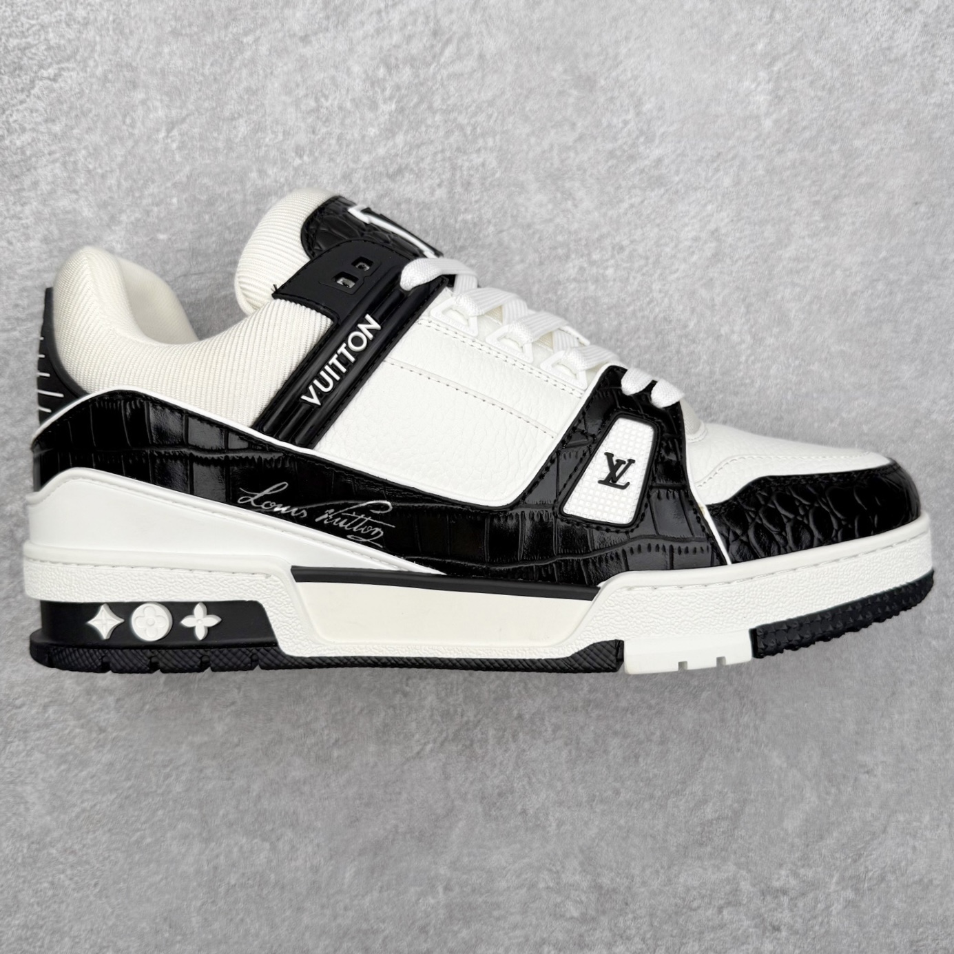 ＃FS Louis Vuitton Trainer lv时装走秀运动鞋 完美鞋型超高的清洁度 零毛边线头瑕疵 全套原楦原纸版原鞋开模 全网最具灵魂的版型 正确原装黄色鞋盒 正确中底印花 鞋面印花3D高频深度立体 全鞋电脑针车 紧密相连 针距密度一致 环保乳胶注塑鞋垫 厚度脚感还原原版 皮面裁剪部位 统一油边封口工艺 原装橡胶大底含胶量大底组合零偏差 专柜全套包装 防尘袋 说明书 质保卡 男女鞋 尺码：35 36 37 38 39 40 41 42 43 44 45-选品中心