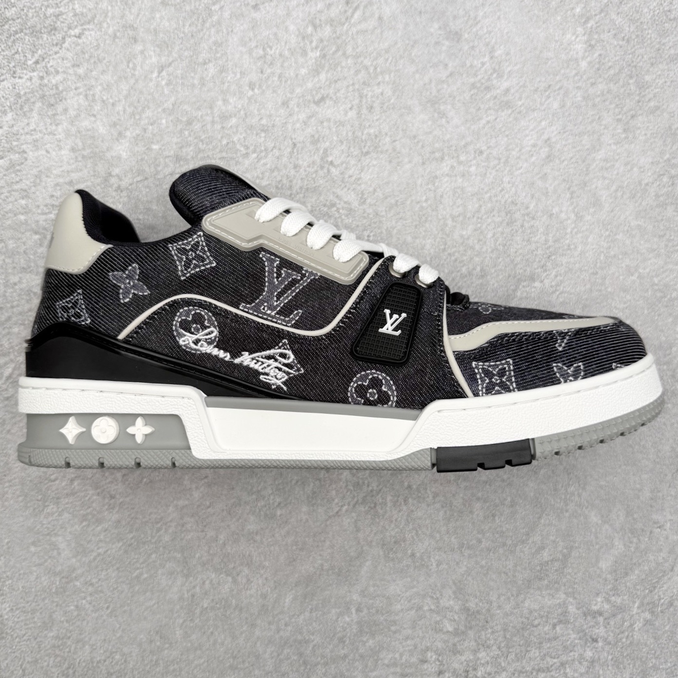 ＃FS Louis Vuitton Trainer lv时装走秀运动鞋 完美鞋型超高的清洁度 零毛边线头瑕疵 全套原楦原纸版原鞋开模 全网最具灵魂的版型 正确原装黄色鞋盒 正确中底印花 鞋面印花3D高频深度立体 全鞋电脑针车 紧密相连 针距密度一致 环保乳胶注塑鞋垫 厚度脚感还原原版 皮面裁剪部位 统一油边封口工艺 原装橡胶大底含胶量大底组合零偏差 专柜全套包装 防尘袋 说明书 质保卡 男女鞋 尺码：35 36 37 38 39 40 41 42 43 44 45-选品中心