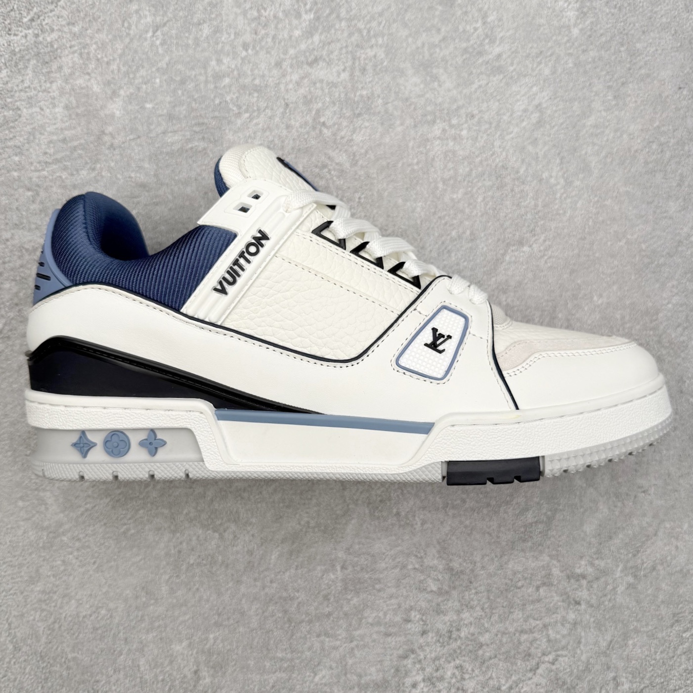 ＃FS Louis Vuitton Trainer lv时装走秀运动鞋 完美鞋型超高的清洁度 零毛边线头瑕疵 全套原楦原纸版原鞋开模 全网最具灵魂的版型 正确原装黄色鞋盒 正确中底印花 鞋面印花3D高频深度立体 全鞋电脑针车 紧密相连 针距密度一致 环保乳胶注塑鞋垫 厚度脚感还原原版 皮面裁剪部位 统一油边封口工艺 原装橡胶大底含胶量大底组合零偏差 专柜全套包装 防尘袋 说明书 质保卡 男女鞋 尺码：35 36 37 38 39 40 41 42 43 44 45-选品中心