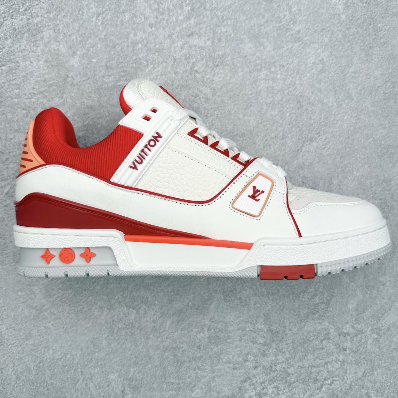 ＃FS Louis Vuitton Trainer lv时装走秀运动鞋 完美鞋型超高的清洁度 零毛边线头瑕疵 全套原楦原纸版原鞋开模 全网最具灵魂的版型 正确原装黄色鞋盒 正确中底印花 鞋面印花3D高频深度立体 全鞋电脑针车 紧密相连 针距密度一致 环保乳胶注塑鞋垫 厚度脚感还原原版 皮面裁剪部位 统一油边封口工艺 原装橡胶大底含胶量大底组合零偏差 专柜全套包装 防尘袋 说明书 质保卡 男女鞋 尺码：35 36 37 38 39 40 41 42 43 44 45-选品中心