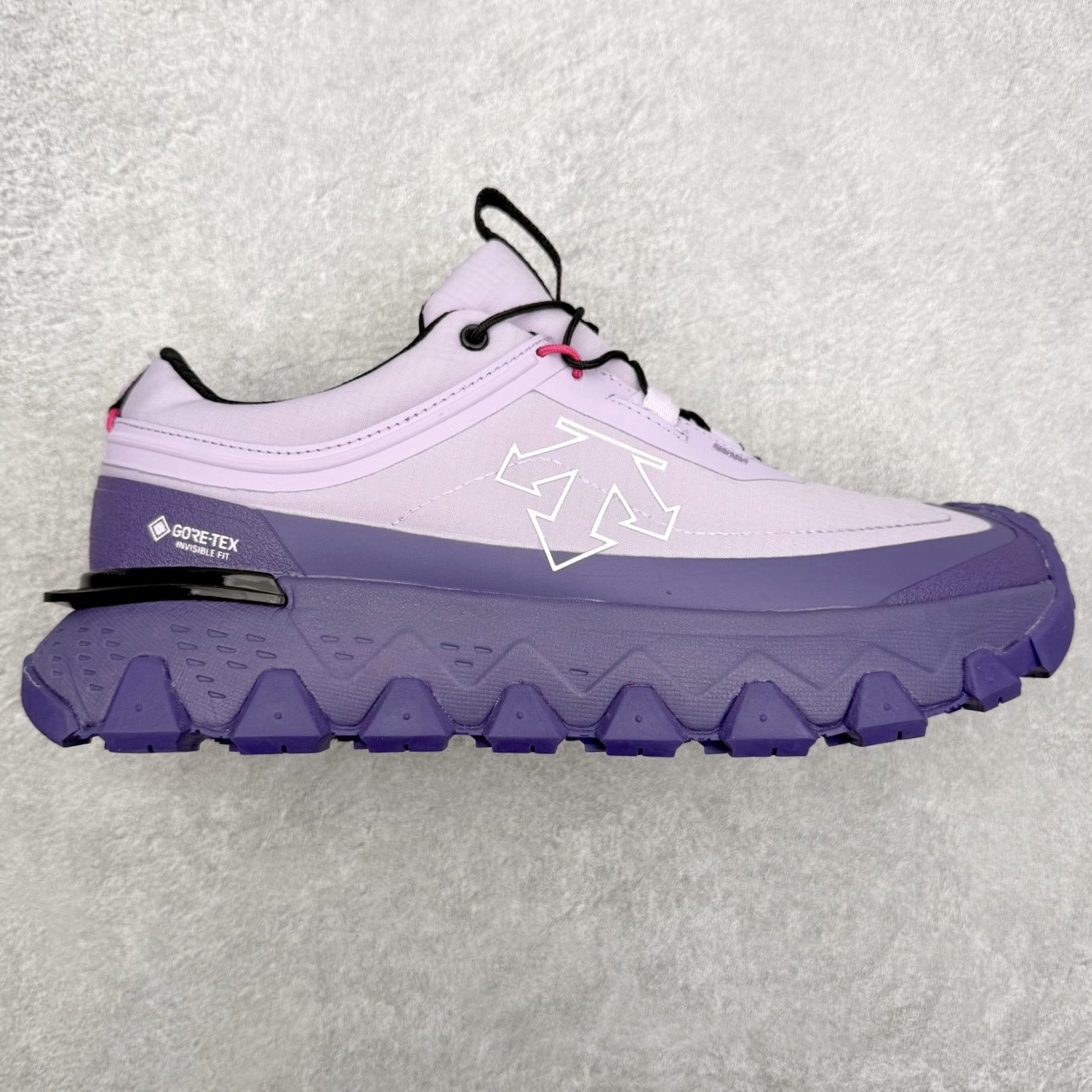 DESCENTE SKI STYLE SNOW RIDE 迪桑特舒适防滑耐磨低帮生活休闲鞋 DESCENTE（迪桑特）创立于1935年，品牌名取自法语词汇，意为“滑降”。品牌箭头标识代表滑雪的三种技术“高速直线滑行”、“穿越”和“侧滑”，也寓意品牌在打造高端专业运动产品中不断追求完美的创新精神，致力于成为中国高端专业滑雪、综训、女子、铁人三项、高尔夫的第一品牌。尺码：39 40 40.5 41 42 42.5 43 44 44.5 45-选品中心