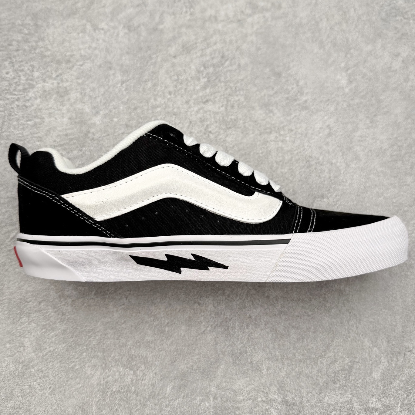 Vans Knu Skool 黑灰闪电面包鞋 经典黑灰主色 肥胖版大Logo 鞋底侧边搭配闪电标志⚡️复古酷炫 尺码:35 36 36.5 37 38 38.5 39 40 40.5 41 42 42.5 43 44 工艺:硫化1:1(重量1:1、真标、原钢印、材质标、鞋型标、合格证)-选品中心