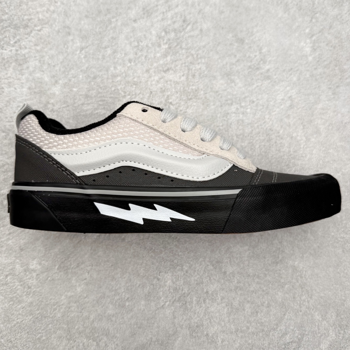 Vans Knu Skool 黑白闪电面包鞋 经典黑白主色 肥胖版大Logo 鞋底侧边搭配闪电标志⚡️复古酷炫 尺码:35 36 36.5 37 38 38.5 39 40 40.5 41 42 42.5 43 44 工艺:硫化1:1(重量1:1、真标、原钢印、材质标、鞋型标、合格证)-选品中心