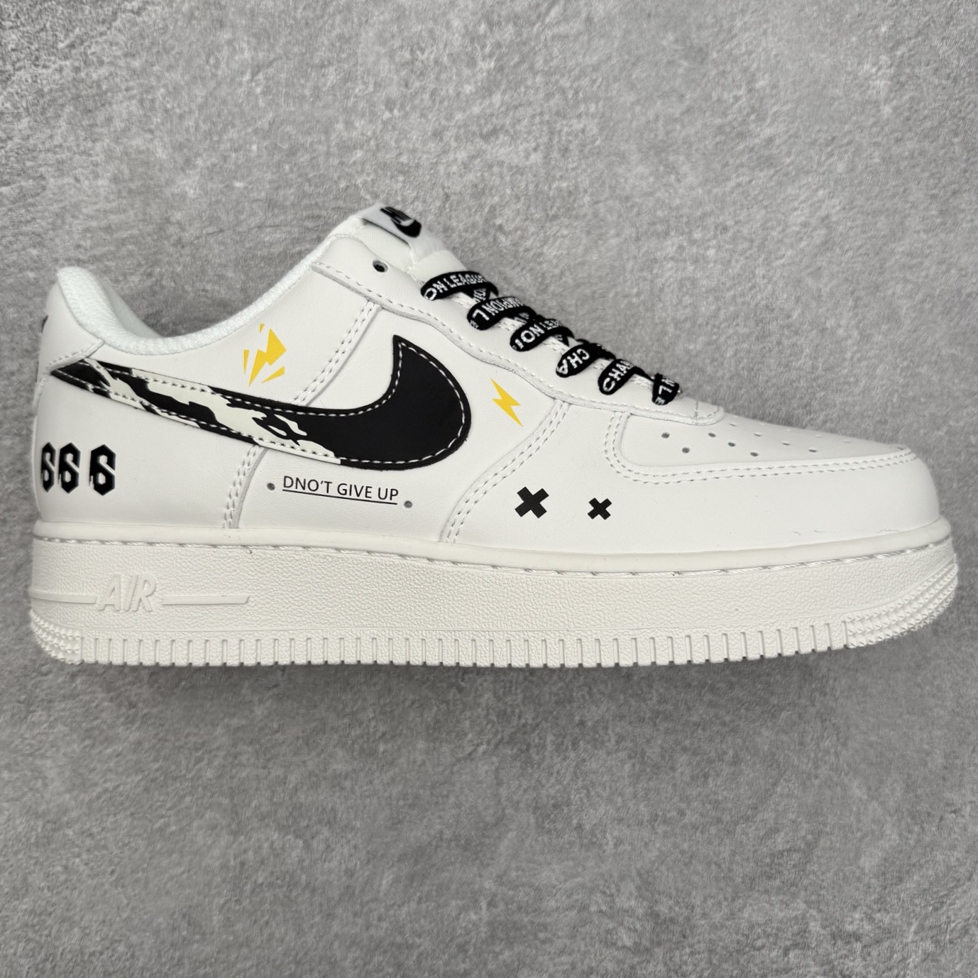 NK Air Force 1´07 Low 空军一号低帮百搭休闲运动板鞋 JP8028-072 柔软、弹性十足的缓震性能和出色的中底设计 横跨复古与现代的外型结合 造就出风靡全球 三十多年的Force 1 直到今天还深受青睐 实拍调校N版已经零色差零失真 百分百还原实物色彩所见即所得 不存在货不对板色差等低级问题 选购参考实物拍摄 不混卖不参货 只用心做好货严格选品 承诺混一赔十 尺码：36 36.5 37.5 38 38.5 39 40 40.5 41 42 42.5 43 44 44.5 45-选品中心