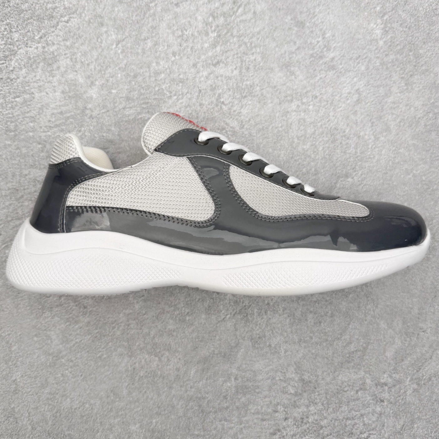 Prada America\’s Cup 普拉达 运动鞋经过重新设计 全新面料和颜色为它注入新的当代精神 这款航海风系带运动鞋 最初在上世纪90年代为LunaRossa船员设计 现在以彩色橡胶和Bike织物重新演绎 Prada LineaRossa徽标彰显经典态度 尺码:36 37 38 39 40 41 42 43 44 45 46 47-选品中心