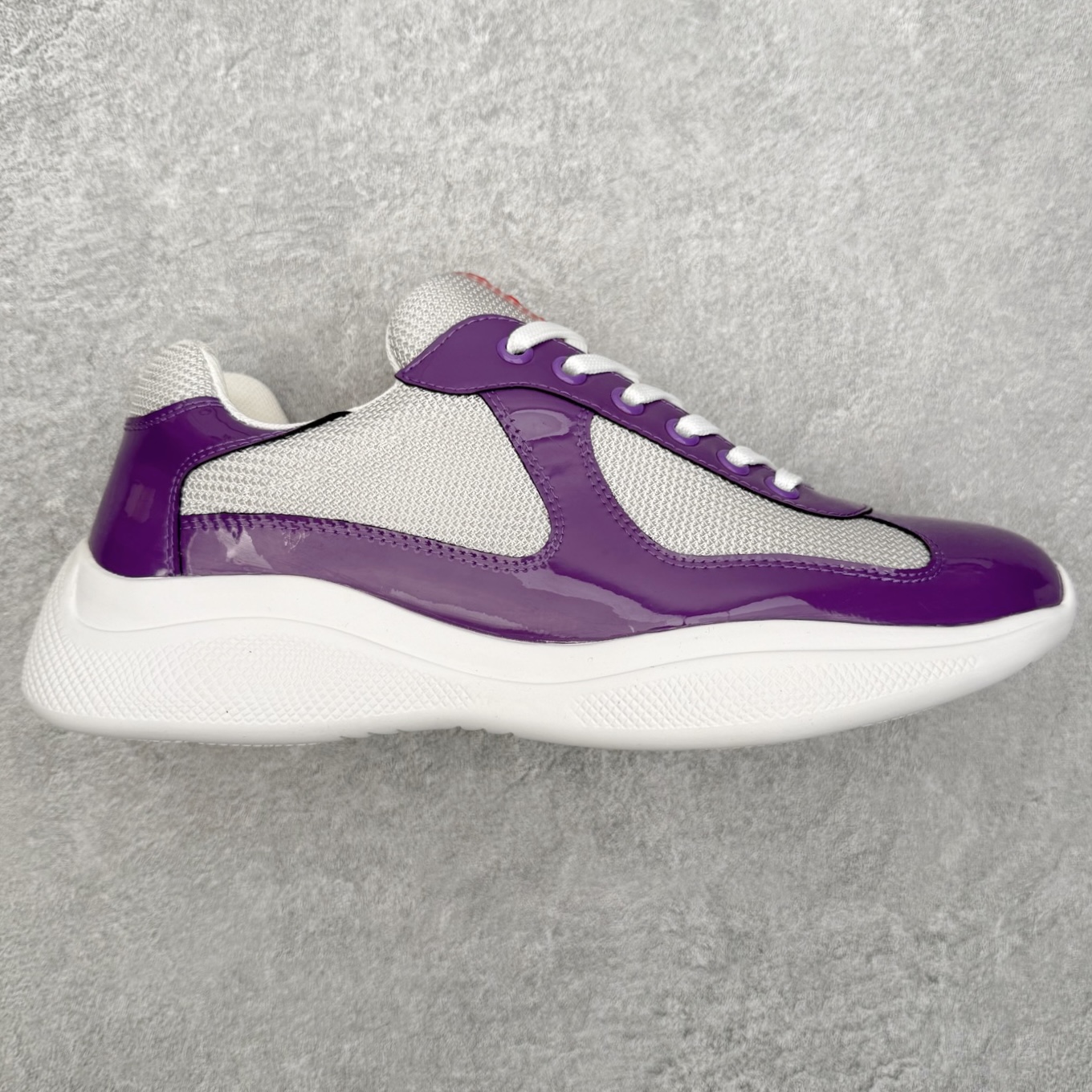 Prada America\'s Cup 普拉达 运动鞋经过重新设计 全新面料和颜色为它注入新的当代精神 这款航海风系带运动鞋 最初在上世纪90年代为LunaRossa船员设计 现在以彩色橡胶和Bike织物重新演绎 Prada LineaRossa徽标彰显经典态度 尺码：36 37 38 39 40 41 42 43 44 45 46 47-选品中心