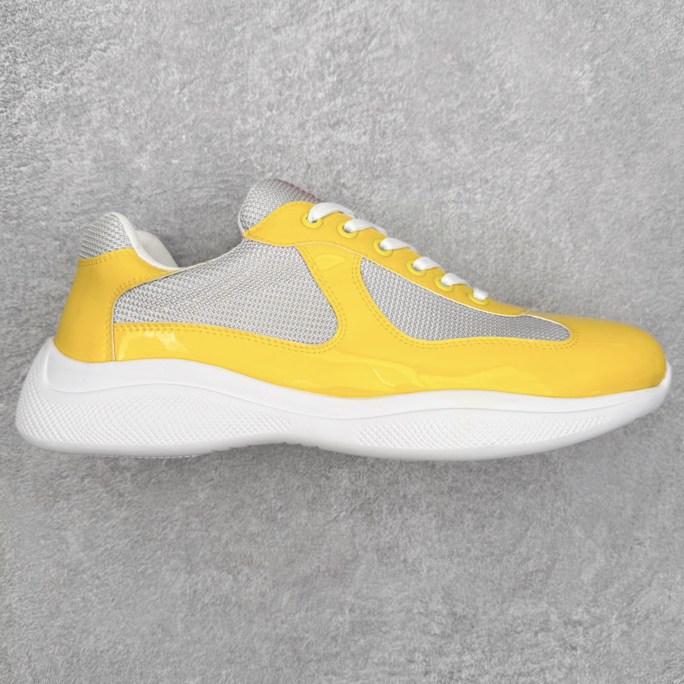 Prada America\'s Cup 普拉达 运动鞋经过重新设计 全新面料和颜色为它注入新的当代精神 这款航海风系带运动鞋 最初在上世纪90年代为LunaRossa船员设计 现在以彩色橡胶和Bike织物重新演绎 Prada LineaRossa徽标彰显经典态度 尺码：36 37 38 39 40 41 42 43 44 45 46 47-选品中心