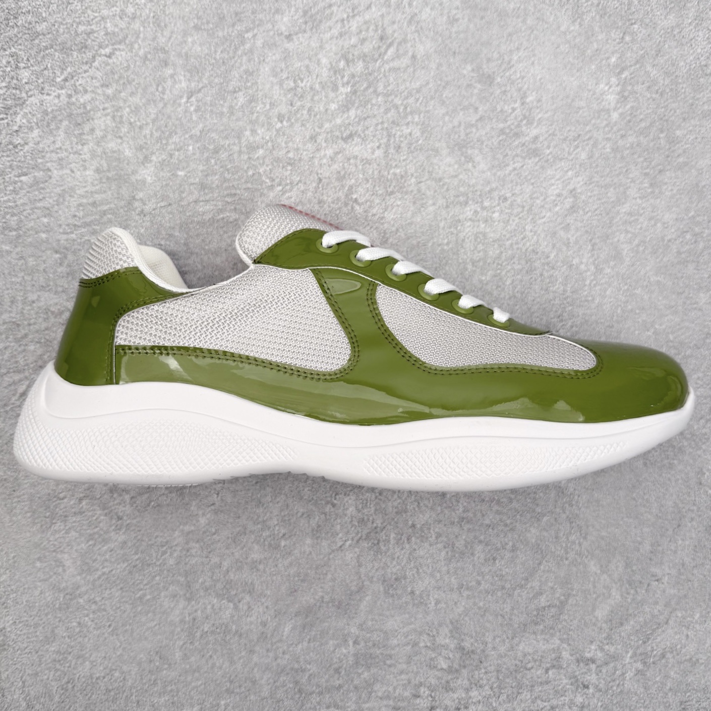 Prada America\’s Cup 普拉达 运动鞋经过重新设计 全新面料和颜色为它注入新的当代精神 这款航海风系带运动鞋 最初在上世纪90年代为LunaRossa船员设计 现在以彩色橡胶和Bike织物重新演绎 Prada LineaRossa徽标彰显经典态度 尺码:36 37 38 39 40 41 42 43 44 45 46 47-选品中心