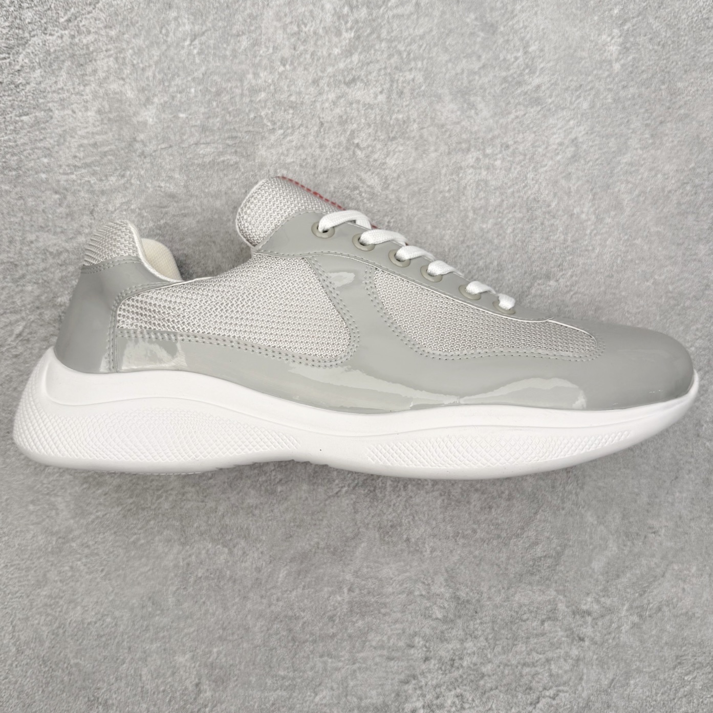 Prada America\’s Cup 普拉达 运动鞋经过重新设计 全新面料和颜色为它注入新的当代精神 这款航海风系带运动鞋 最初在上世纪90年代为LunaRossa船员设计 现在以彩色橡胶和Bike织物重新演绎 Prada LineaRossa徽标彰显经典态度 尺码:36 37 38 39 40 41 42 43 44 45 46 47-选品中心