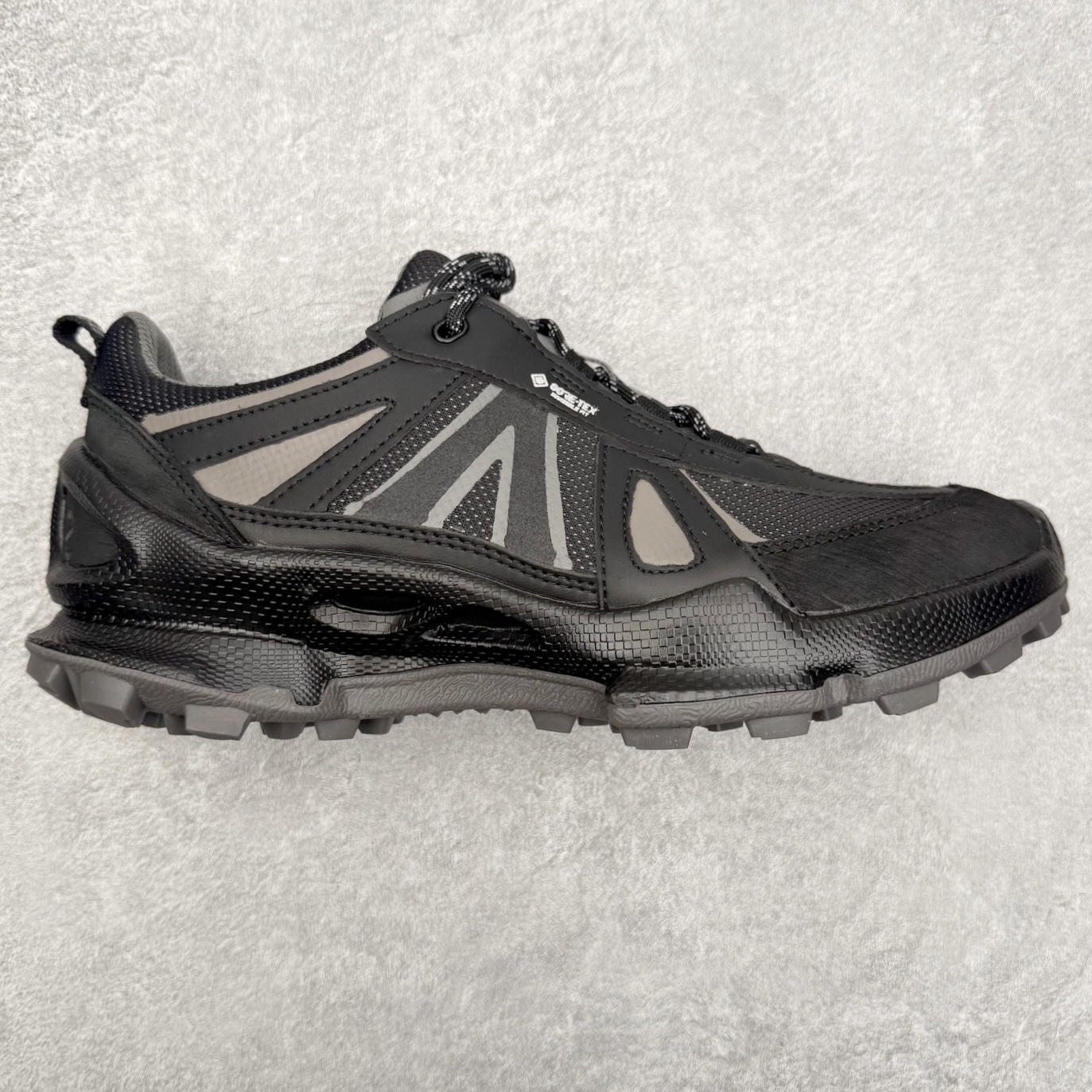 ECCO爱步跑步鞋百搭舒适 秋冬新款厚底休闲运动鞋男鞋 灵动系列 黄景瑜同款 品质牛皮鞋面，轻盈柔韧 具有良好的透气性 细腻柔软 简约系带设计 可自由调节松紧 贴合脚型 PU泡沫橡胶大底 抓地力强 具有良好的防滑耐磨性 时尚简约 休闲百搭 尺码：38 39 40 41 42 43 44 （皮鞋码）-选品中心