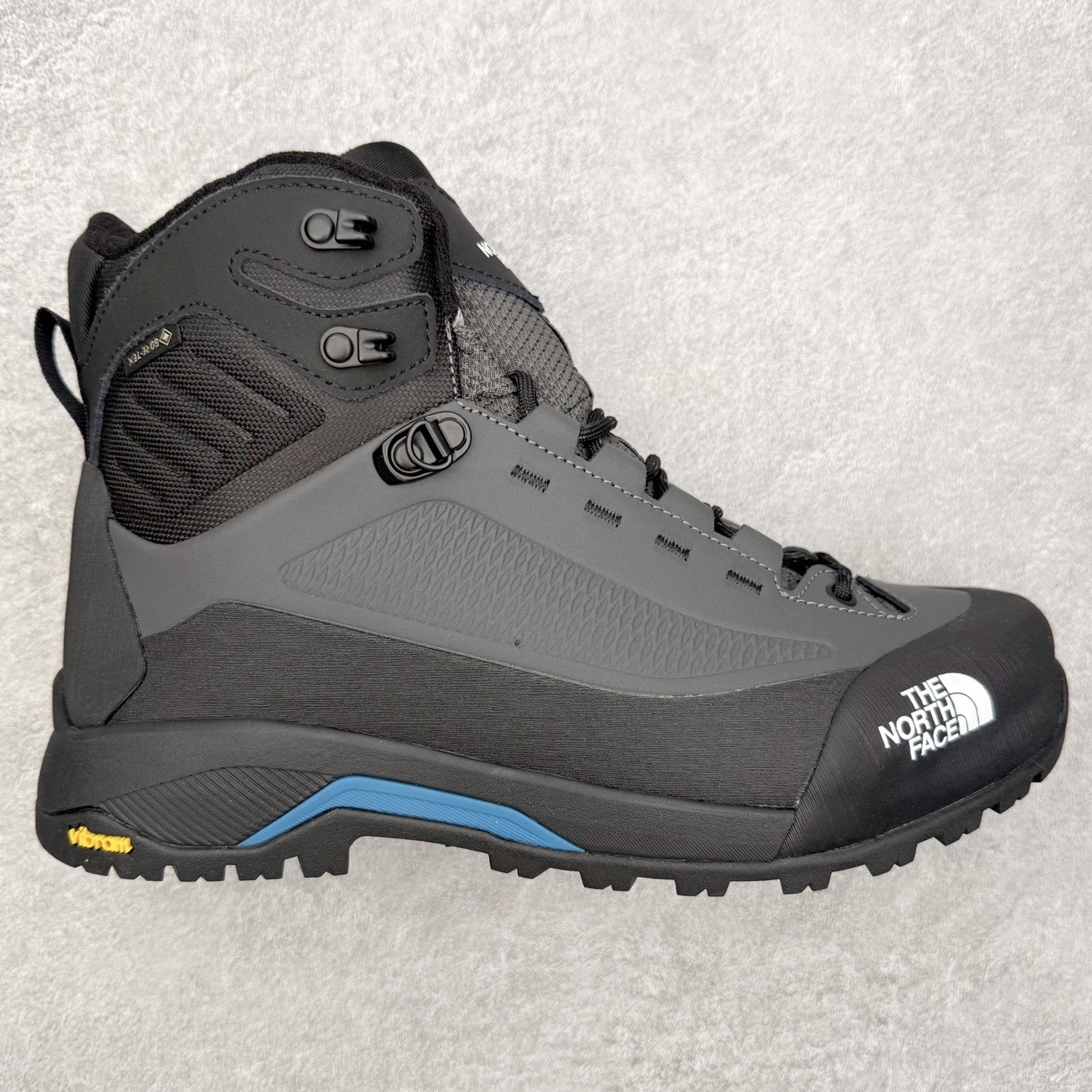 北面THE NORTH FACE Verto Alpine Mid GORE-TEX Boots 舒适百搭 减震耐磨 中帮 登山徒步鞋 The North Face自1966年创立，由两位热爱登山徒步的年轻登山者于美西旧金山开创，不断透过研发与创新，并且将最先进的技术结合在服装与鞋款设计，生产多种外型帅气且专业能力非常强的户外服饰，备受欢迎。户外版有许多相当专业的户外爱好者，非常关心像是越野跑、专业登山鞋等一系列的户外鞋款开箱，本次介绍比较不一样的休闲机能鞋，带来登山朋友爱用的户外品牌北面The North Face的休闲系列徒步鞋款介绍，希望能提供大家于生活与轻旅行的不同选择。此鞋并非归类在专业登山鞋家族中，而是以高性价比、适合日常训练作为主推卖点，对登山初学的朋友来说，这双鞋耐磨与耐穿程度更是入手的绝佳理由，但是对进阶登山者而言，此鞋可能无法战胜难度更高的徒步登山路线。脚感与登山靴的稳健非常不一样，也不是越野跑鞋的野性、更非慢跑鞋的敏捷，个人觉得此鞋足感非常独特，XtraFoam中底的泡沫材质非常柔软，即使没有鞋带系统辅助，但是EXTS外底抓地系统底纹够深，每一步都十分平稳。尺码：39 40 40.5 41 42 42.5 43 44 44.5 45-选品中心
