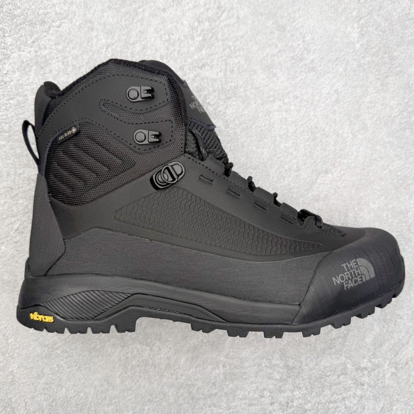 北面THE NORTH FACE Verto Alpine Mid GORE-TEX Boots 舒适百搭 减震耐磨 中帮 登山徒步鞋 The North Face自1966年创立，由两位热爱登山徒步的年轻登山者于美西旧金山开创，不断透过研发与创新，并且将最先进的技术结合在服装与鞋款设计，生产多种外型帅气且专业能力非常强的户外服饰，备受欢迎。户外版有许多相当专业的户外爱好者，非常关心像是越野跑、专业登山鞋等一系列的户外鞋款开箱，本次介绍比较不一样的休闲机能鞋，带来登山朋友爱用的户外品牌北面The North Face的休闲系列徒步鞋款介绍，希望能提供大家于生活与轻旅行的不同选择。此鞋并非归类在专业登山鞋家族中，而是以高性价比、适合日常训练作为主推卖点，对登山初学的朋友来说，这双鞋耐磨与耐穿程度更是入手的绝佳理由，但是对进阶登山者而言，此鞋可能无法战胜难度更高的徒步登山路线。脚感与登山靴的稳健非常不一样，也不是越野跑鞋的野性、更非慢跑鞋的敏捷，个人觉得此鞋足感非常独特，XtraFoam中底的泡沫材质非常柔软，即使没有鞋带系统辅助，但是EXTS外底抓地系统底纹够深，每一步都十分平稳。尺码：39 40 40.5 41 42 42.5 43 44 44.5 45-选品中心