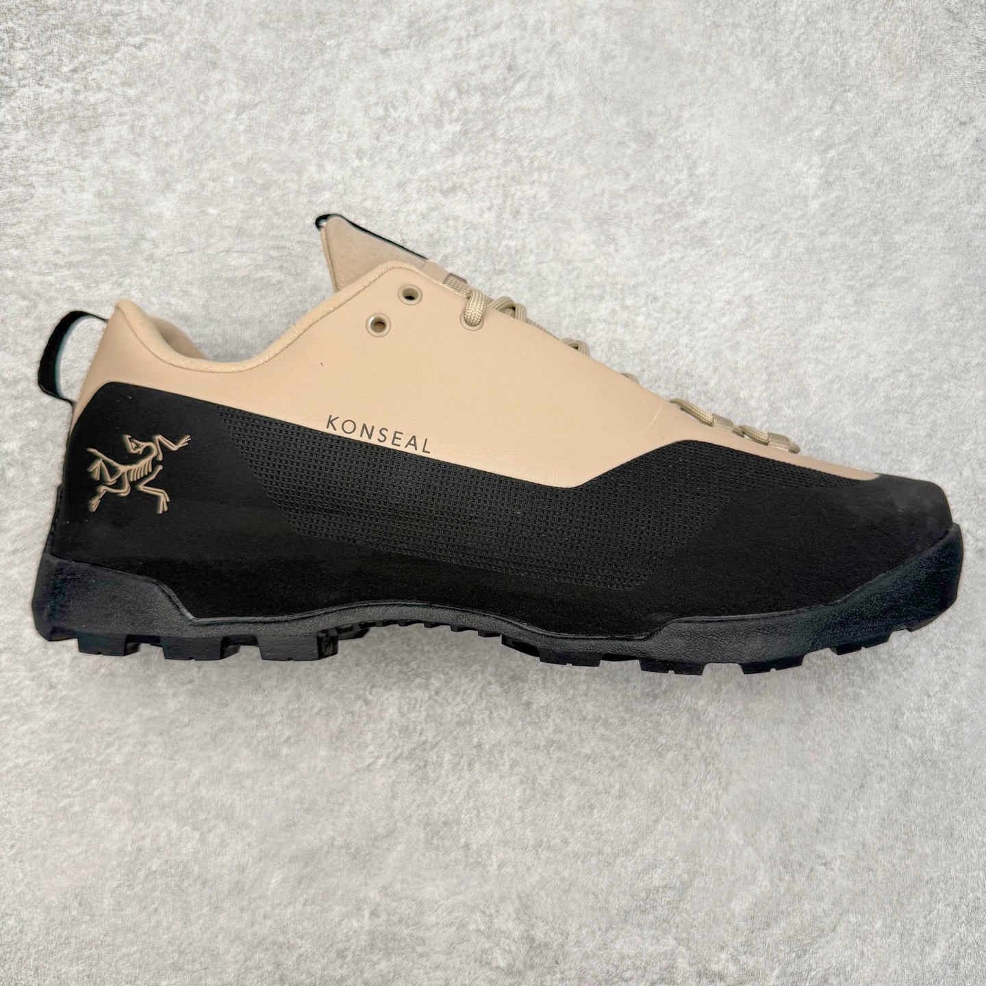 ＃HP Arcteryx始祖鸟 Konseal Shoe 舒适 防滑耐磨透气支撑抓地登山鞋 代购指定版本 原数据开发 不掉标 正确高频字体 鸟爪细节完美 区别市场公版货 错误字体货 中底带钢印上脚舒适轻便无负重感 四季百搭 始祖鸟 KONSEAL 轻量户外鞋 这双鞋不仅仅可以穿着逛街上班，更可以穿着徒步旅游甚至攀岩！说实话，没多少人真的会去攀岩，经我们试穿，这双鞋，日常穿也是非常舒服轻便！搭配日常的衣服完全不违和！结构中底TPU底盘，保护双脚。配置3D模具保护双脚+一体化系带系统，鞋面防撕裂网布、TPU保护膜和牛巴革合成面料，喜欢放心入！这种类型的鞋子咱们家超难得遇到一次，喜欢一定不要错过 尺码：39 40 40.5 41 42 42.5 43 44 44.5 45-选品中心