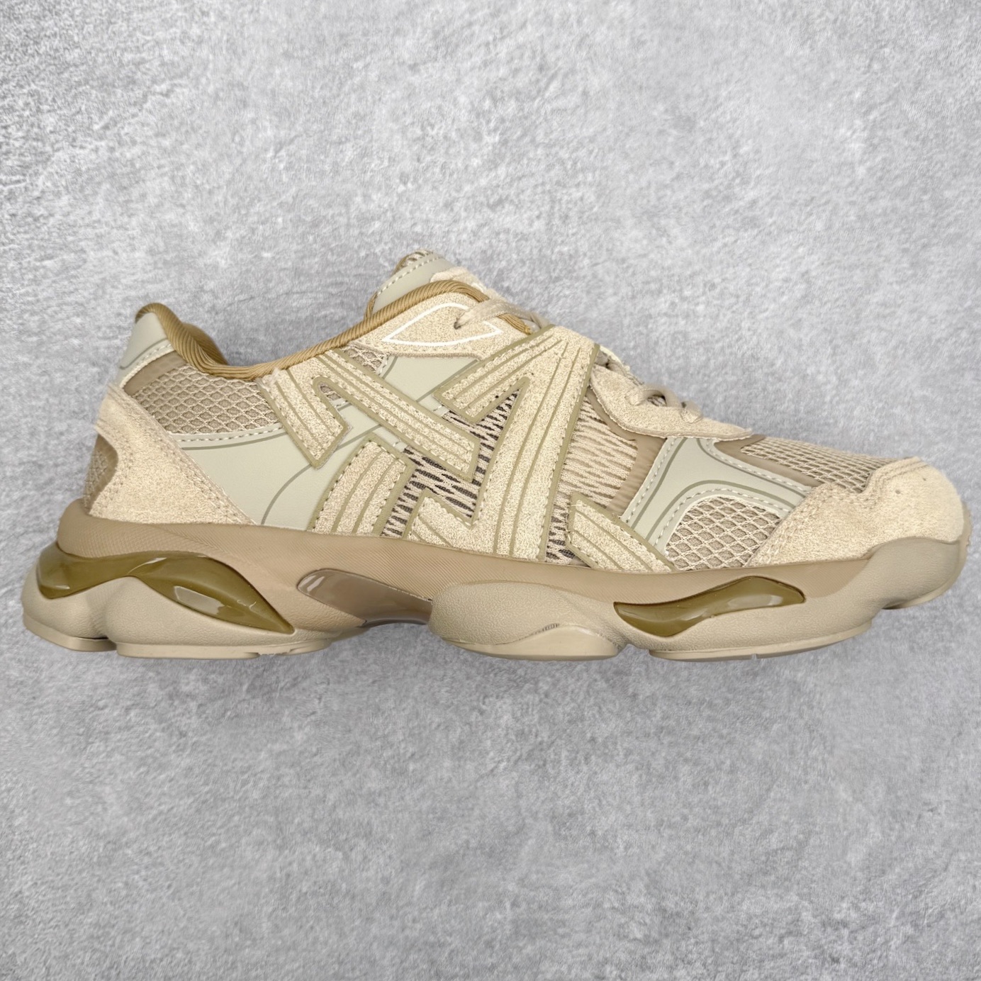 Onitsuka Tiger鬼塚虎 ULTI RS TIGRUN 时尚百搭耐磨低帮运动休闲鞋 全新ICON LOGO 采用特色网布和皮革的异材质拼接 轻量且富有弹性的材质 赋予双脚弹跳般的穿着感 前掌与后跟两处可视化GEL胶 提升缓震性能 外置TRUSSTIC中桥 增强稳定性 流线型鞋底融入了品牌象征的老虎图案 带来强烈的视觉冲击 兼顾弯曲性与缓震 从1980至2000年代的跑鞋中汲取灵感 将弹性脚感与时尚设计巧妙融合 成为都市风格穿搭的理想之选 尺码：36 36.5 37.5 38 38.5 39 40 40.5 41 42 42.5 43 44 44.5 45 46-选品中心