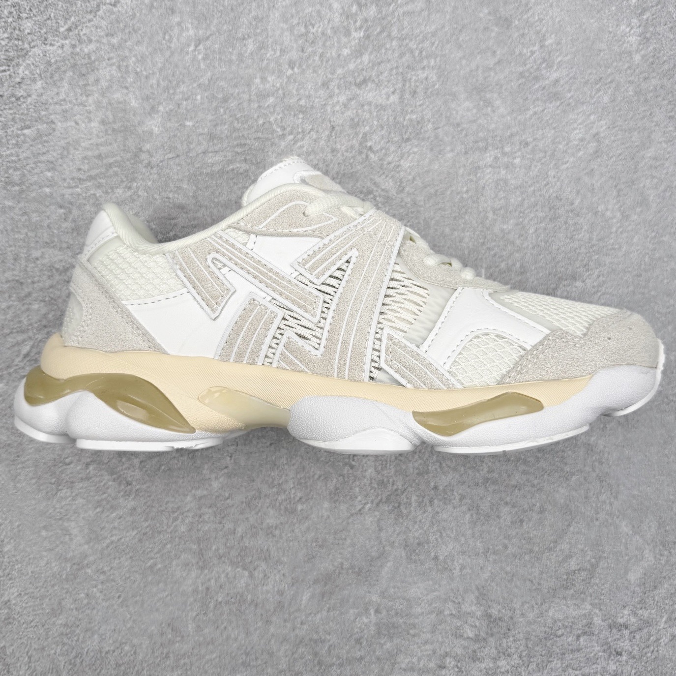 Onitsuka Tiger鬼塚虎 ULTI RS TIGRUN 时尚百搭耐磨低帮运动休闲鞋 全新ICON LOGO 采用特色网布和皮革的异材质拼接 轻量且富有弹性的材质 赋予双脚弹跳般的穿着感 前掌与后跟两处可视化GEL胶 提升缓震性能 外置TRUSSTIC中桥 增强稳定性 流线型鞋底融入了品牌象征的老虎图案 带来强烈的视觉冲击 兼顾弯曲性与缓震 从1980至2000年代的跑鞋中汲取灵感 将弹性脚感与时尚设计巧妙融合 成为都市风格穿搭的理想之选 尺码：36 36.5 37.5 38 38.5 39 40 40.5 41 42 42.5 43 44 44.5 45 46-选品中心