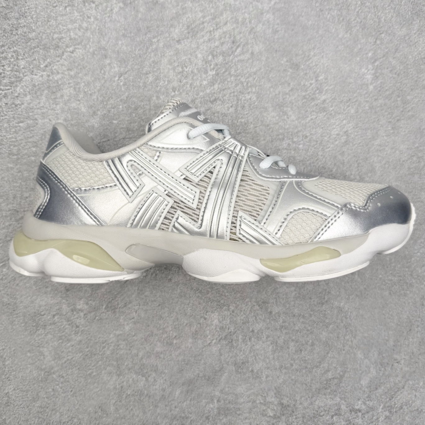 Onitsuka Tiger鬼塚虎 ULTI RS TIGRUN 时尚百搭耐磨低帮运动休闲鞋 全新ICON LOGO 采用特色网布和皮革的异材质拼接 轻量且富有弹性的材质 赋予双脚弹跳般的穿着感 前掌与后跟两处可视化GEL胶 提升缓震性能 外置TRUSSTIC中桥 增强稳定性 流线型鞋底融入了品牌象征的老虎图案 带来强烈的视觉冲击 兼顾弯曲性与缓震 从1980至2000年代的跑鞋中汲取灵感 将弹性脚感与时尚设计巧妙融合 成为都市风格穿搭的理想之选 尺码：36 36.5 37.5 38 38.5 39 40 40.5 41 42 42.5 43 44 44.5 45 46-选品中心