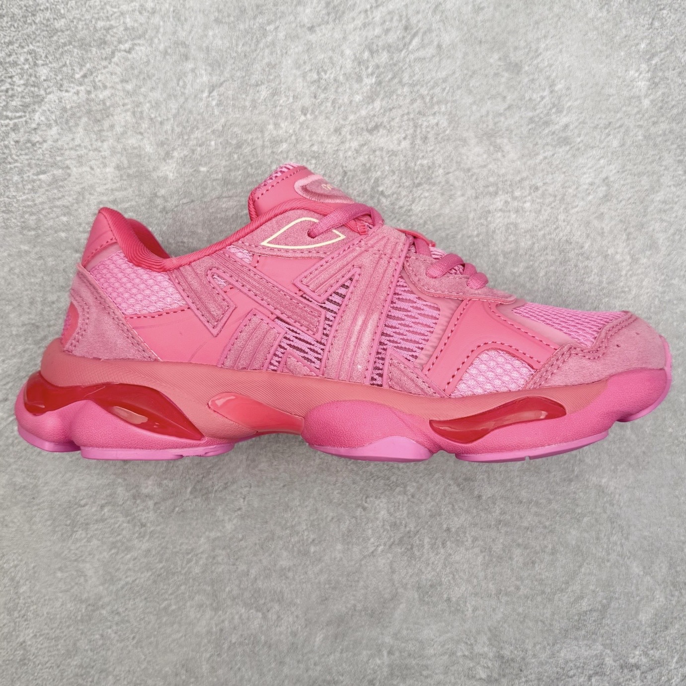 Onitsuka Tiger鬼塚虎 ULTI RS TIGRUN 时尚百搭耐磨低帮运动休闲鞋 全新ICON LOGO 采用特色网布和皮革的异材质拼接 轻量且富有弹性的材质 赋予双脚弹跳般的穿着感 前掌与后跟两处可视化GEL胶 提升缓震性能 外置TRUSSTIC中桥 增强稳定性 流线型鞋底融入了品牌象征的老虎图案 带来强烈的视觉冲击 兼顾弯曲性与缓震 从1980至2000年代的跑鞋中汲取灵感 将弹性脚感与时尚设计巧妙融合 成为都市风格穿搭的理想之选 尺码：36 36.5 37.5 38 38.5 39 40 40.5 41 42 42.5 43 44 44.5 45 46-选品中心