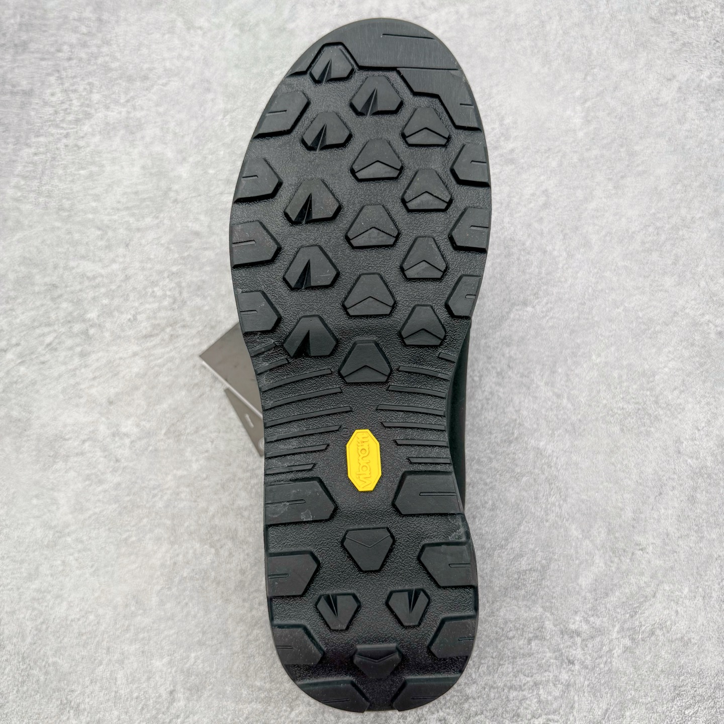 图片[9]-＃HP Arcteryx始祖鸟 Konseal Shoe 舒适 防滑耐磨透气支撑抓地登山鞋 代购指定版本 原数据开发 不掉标 正确高频字体 鸟爪细节完美 区别市场公版货 错误字体货 中底带钢印上脚舒适轻便无负重感 四季百搭 始祖鸟 KONSEAL 轻量户外鞋 这双鞋不仅仅可以穿着逛街上班，更可以穿着徒步旅游甚至攀岩！说实话，没多少人真的会去攀岩，经我们试穿，这双鞋，日常穿也是非常舒服轻便！搭配日常的衣服完全不违和！结构中底TPU底盘，保护双脚。配置3D模具保护双脚+一体化系带系统，鞋面防撕裂网布、TPU保护膜和牛巴革合成面料，喜欢放心入！这种类型的鞋子咱们家超难得遇到一次，喜欢一定不要错过 尺码：39 40 40.5 41 42 42.5 43 44 44.5 45-选品中心