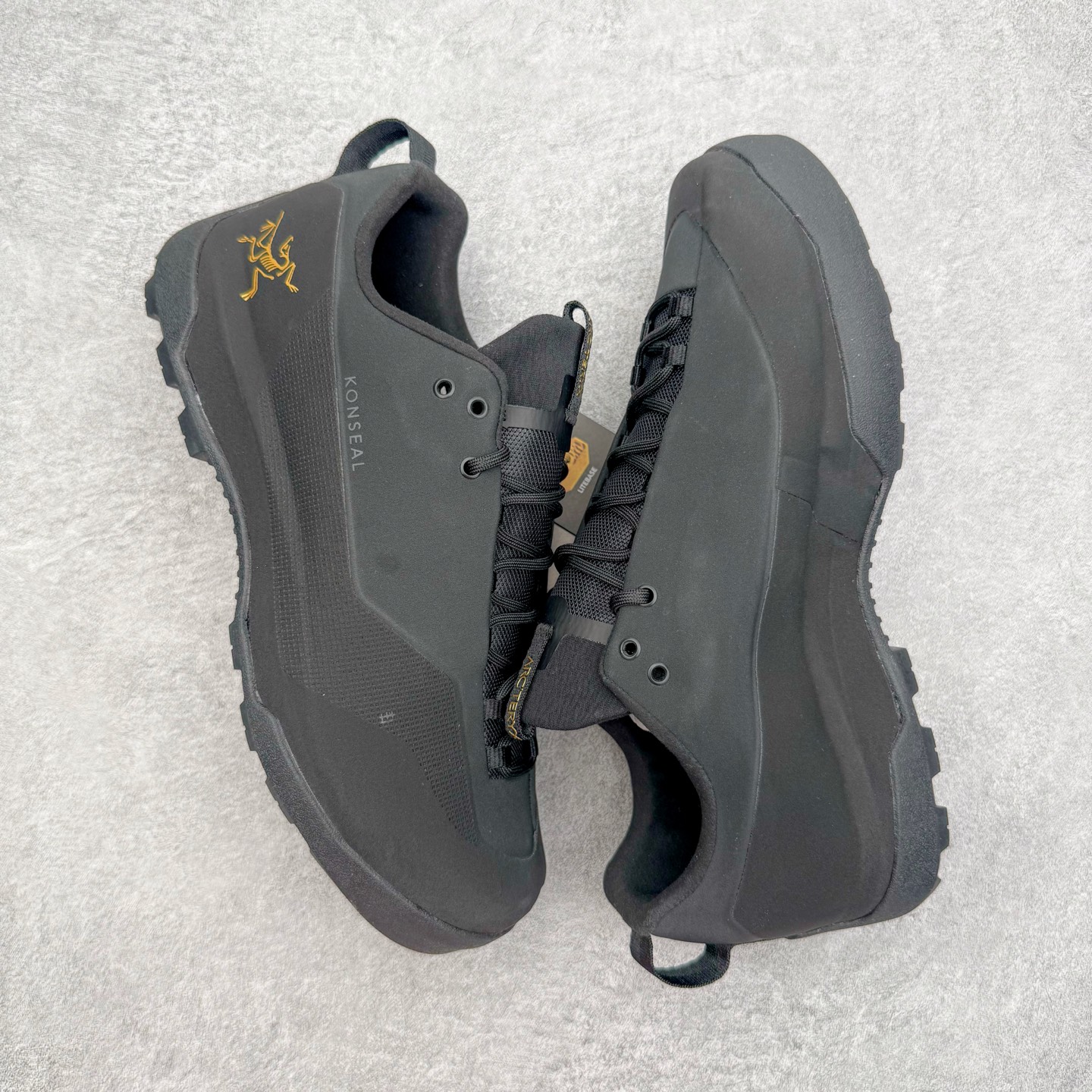 图片[3]-＃HP Arcteryx始祖鸟 Konseal Shoe 舒适 防滑耐磨透气支撑抓地登山鞋 代购指定版本 原数据开发 不掉标 正确高频字体 鸟爪细节完美 区别市场公版货 错误字体货 中底带钢印上脚舒适轻便无负重感 四季百搭 始祖鸟 KONSEAL 轻量户外鞋 这双鞋不仅仅可以穿着逛街上班，更可以穿着徒步旅游甚至攀岩！说实话，没多少人真的会去攀岩，经我们试穿，这双鞋，日常穿也是非常舒服轻便！搭配日常的衣服完全不违和！结构中底TPU底盘，保护双脚。配置3D模具保护双脚+一体化系带系统，鞋面防撕裂网布、TPU保护膜和牛巴革合成面料，喜欢放心入！这种类型的鞋子咱们家超难得遇到一次，喜欢一定不要错过 尺码：39 40 40.5 41 42 42.5 43 44 44.5 45-选品中心