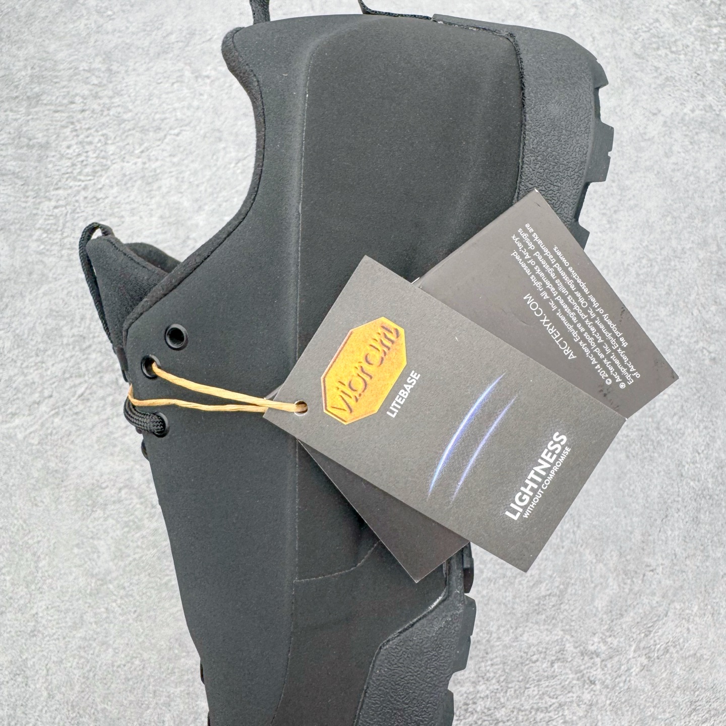 图片[7]-＃HP Arcteryx始祖鸟 Konseal Shoe 舒适 防滑耐磨透气支撑抓地登山鞋 代购指定版本 原数据开发 不掉标 正确高频字体 鸟爪细节完美 区别市场公版货 错误字体货 中底带钢印上脚舒适轻便无负重感 四季百搭 始祖鸟 KONSEAL 轻量户外鞋 这双鞋不仅仅可以穿着逛街上班，更可以穿着徒步旅游甚至攀岩！说实话，没多少人真的会去攀岩，经我们试穿，这双鞋，日常穿也是非常舒服轻便！搭配日常的衣服完全不违和！结构中底TPU底盘，保护双脚。配置3D模具保护双脚+一体化系带系统，鞋面防撕裂网布、TPU保护膜和牛巴革合成面料，喜欢放心入！这种类型的鞋子咱们家超难得遇到一次，喜欢一定不要错过 尺码：39 40 40.5 41 42 42.5 43 44 44.5 45-选品中心